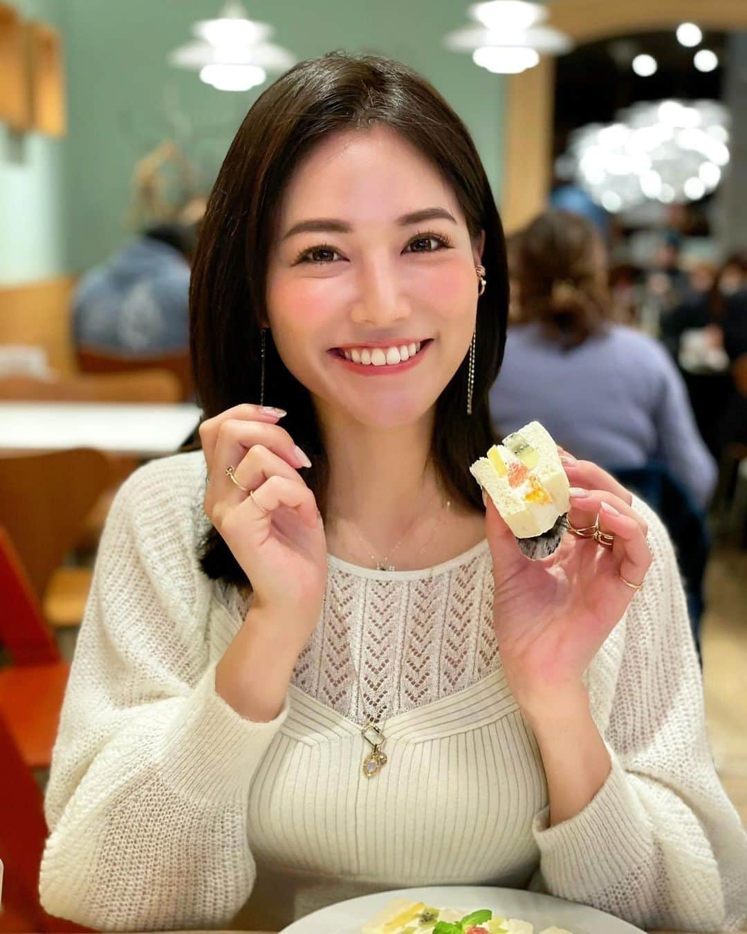 石井里奈さんのインスタグラム写真 - (石井里奈Instagram)「こんばんは❤️ . 今夜は里奈ログ😋😋❣️ 大好きな @centre_the_bakery 🍞❤️ @mittness_official のトレーニングした後行くのが恒例の流れになりつつある😋 . たくさん運動した後の絶品ふわふわサンドイッチは最高でした💕✨ . この日のコーデはこちら🧡 dress... @mercuryduo_com  jewelry... @starjewelry_press  . そうです❤️今夜20時からは @starjewelry_press とのコラボインスタライブ🧡全部スタージュエリーのアクセなんだけど全部可愛いでしょ？🥺❤️ みんなでライブで伝えられたらいいな📺 クリスマスに何か買いたいなっていう人は必見です🧡お待ちしてます🎵 . ちなみにヘアカラーはセントルの近くにある @heel.hairsalon でヘアカラーのドンの @chidou.heel にカラーしてもらったばかり🧡いつも素敵カラーありがとね💕✨ 今日もお疲れ様でした🧡 . #りなまるグルメ #グルメ #グルメ女子 #サンドイッチ #サンドウィッチ #sandwich #フルーツサンド #カツサンド #starjewelry #スタージュエリー #インスタライブ #instalive #お肉 #肉 #meat #とんかつ #セントルザベーカリー #centrethebakery #食パン専門店 #食パン #パン #パン好き #mercuryduo #たまごサンド #銀座ランチ #女子会 #銀座カフェ #黒髪 #ヘアカラー #haircolor」12月1日 19時30分 - ri7tin1025