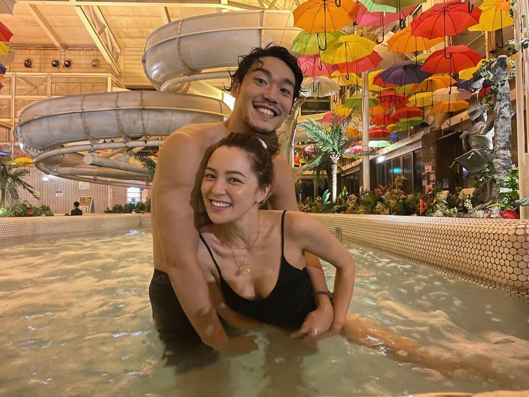 ステファニーのインスタグラム：「👙🌈☂️🌟 いつかの思い出！ ポップな温泉とプール！w」