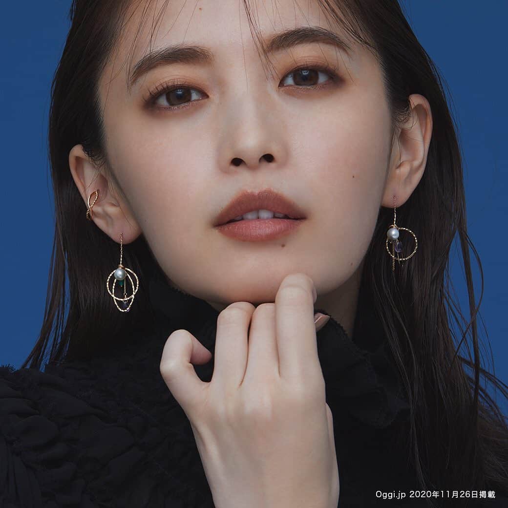 のインスタグラム：「.﻿ 【agete × Oggi.jp】 ﻿ ”自分らしさ”を見つける楽しさは自由に選べるコーディネートから。﻿ ﻿ 顔回りを華やかにしてくれるピアスやネックレスも組み合わせ次第で多彩なバリエーションが生まれ細やかなデザインやクラシカルな世界観と相まって冬のシックな装いを格上げしてくれる大事なエッセンスに。﻿ ﻿ アガットならではのジュエリーの楽しみ方をお届けします。﻿ ﻿ #agete #jewelry #accessory #ring #necklace #diaond #winter #collection #newarrivals #oggijp﻿ #アガット #ジュエリー #アクセサリー #リング #ネックレス #冬 #コレクション #新作 #オッジ #宮田聡子」