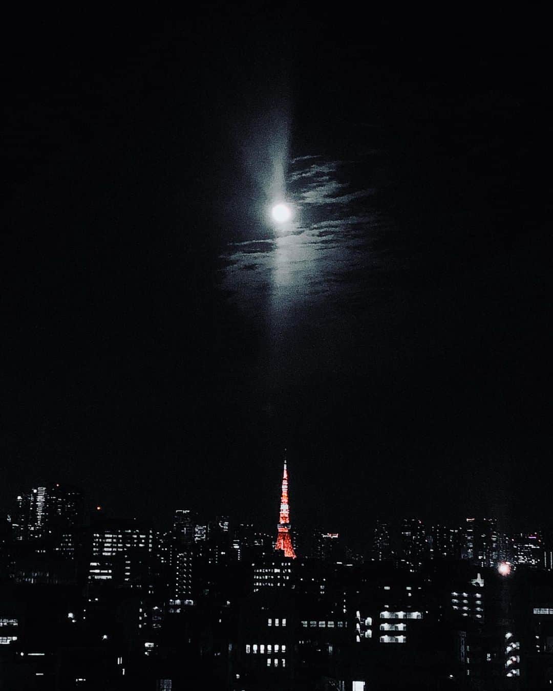 尚玄のインスタグラム：「Beaver moon. #東京 #満月」
