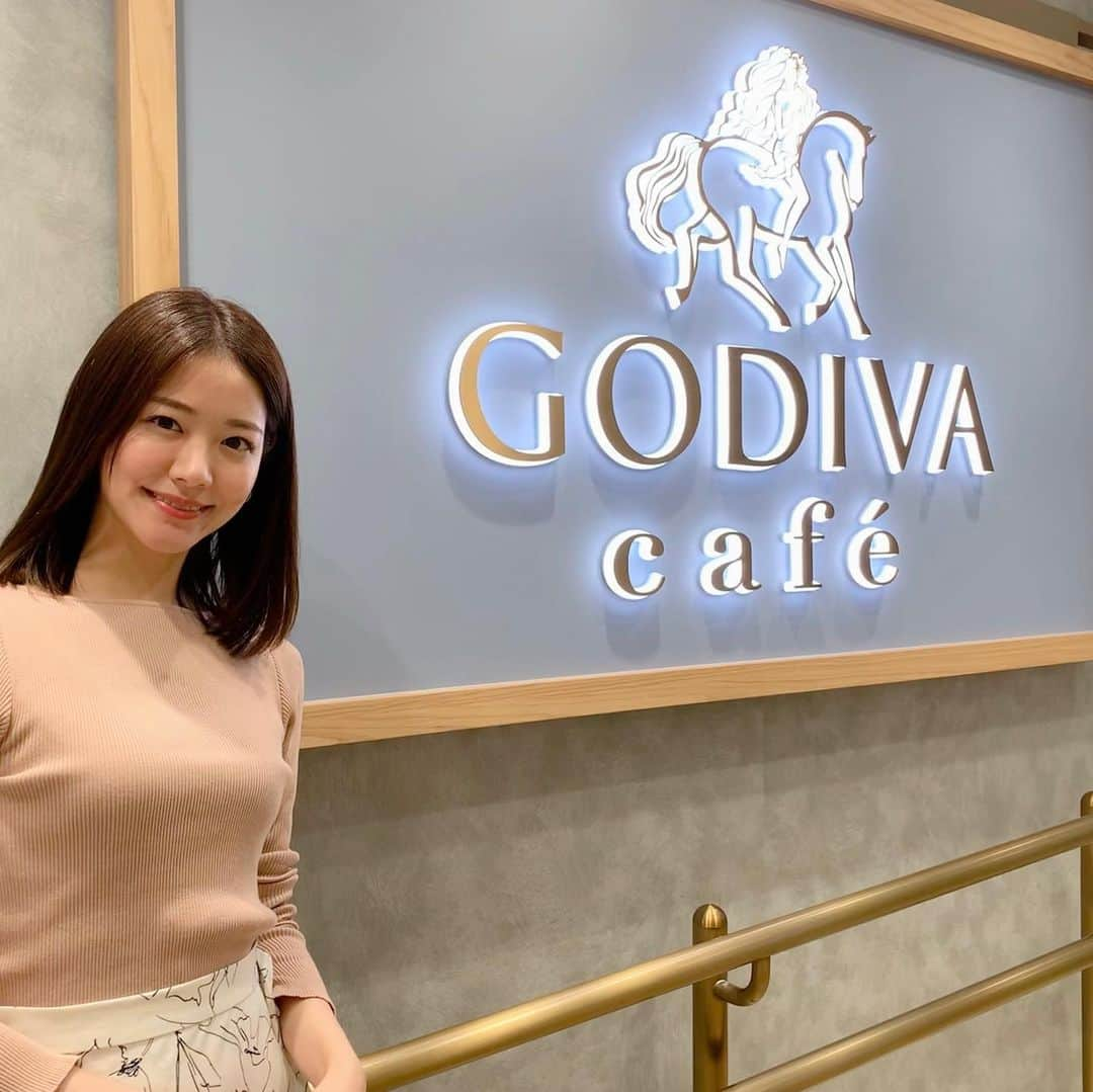 樺島彩のインスタグラム：「先週のまるサタでは、東京駅にオープンしたばかりの日本初のGODIVAのカフェに取材に🍫💕  まずは素敵な店内にウットリ😍 チョコレートやドリンクだけでなく、カカオを使ったフードメニューも😌カカオソーダもクセになる美味しさでした☺️  東京駅近くに来た時はぜひぜひ行ってみてください♡」