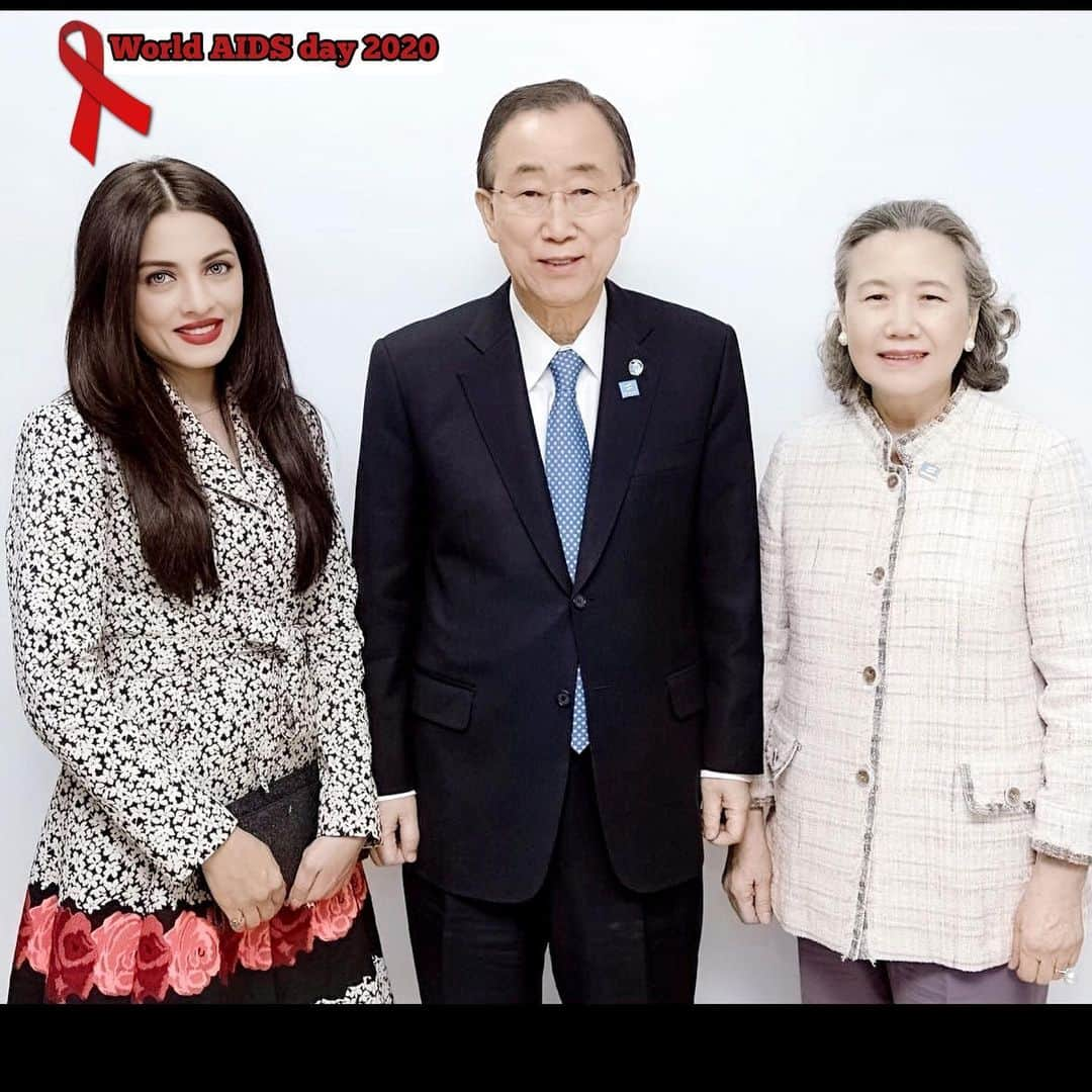 セリーナ・ジェイトリーのインスタグラム：「Each World AIDS Day focuses on a specific theme, which this year will be Global solidarity, shared responsibility.  Every year on 1st Dec. people around the world unite to show support for people living with HIV and to remember those who have died from AIDS-related illnesses.  I have had the immense fortune of raising awareness for HIV AIDS with @free.equal of @unitednations under the leadership of then- Chief global issues Mr @charlesradcliffe and former @unitednations Secretary General Mr Ban Ki Moon. @bankimooncentre   I am Seen here with esteemed Mr Ban and his gracious wife Mrs Yoo Soon-taek.  Mr Ban has been a true champion for people living with HIV.  Since Mr Ban assumed office as UN Secretary-General in January 2007, the number of people living with HIV accessing life-saving antiretroviral therapy  increased from 2.9 million at the end of 2006, to 18.2 million [16.1 million–19.0 million] in June 2016. The number of people who died from AIDS-related illnesses halved, from 2 million in 2006 to 1.1 million in 2015, and the number of new HIV infections among children reduced by two thirds, from 430 000 in 2006 to 150 000 in 2015.  Today on World Aids day I take this opportunity of Saluting my hero and all the HIV heroes of the world.  #worldaidsday #hiv #aids #unitednations @unwomen #celinajaitly #celinajaitley #bankimoon #humanrights」