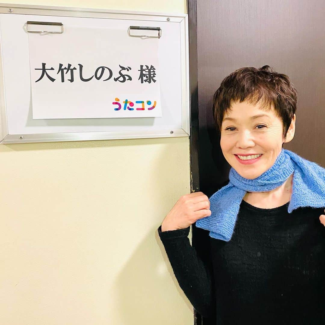 大竹しのぶさんのインスタグラム写真 - (大竹しのぶInstagram)「今からNHKうたコンで、海蔵亮太さんとのデュエット曲を歌います。 前にもインスタにあげたピンクのマフラーを作って下さったメイクさんのお母さんが今度はブルーのマフラーを作ってくださいました。96歳のお母様です。 本当に素敵です。 大事にします。 ありがとう😊 #あったかい #うたコン #NHK #大竹しのぶ」12月1日 19時37分 - shinobu717_official