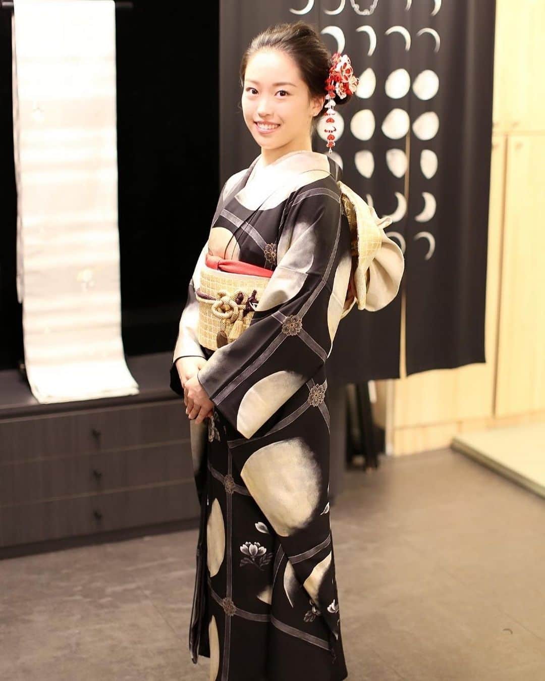 畠田姉妹（畠田瞳・畠田千愛）さんのインスタグラム写真 - (畠田姉妹（畠田瞳・畠田千愛）Instagram)「・ 成人式を前に振袖を #さくら桟敷 さんで着させていただきました！ ・ ・ このお振袖は一点物ということでとっても貴重✨ 普段はたいせーつに保管され、さくら桟敷のスタッフさんも初めて見たとのことでした😲 ・ プロ技で着付けていただき、帯も帯の形もとってもゴージャス✨✨ ・ ・ 成人式が無事に開催されることを祈るのみです！！ ・ ・ 今回着付けていただいた、#さくら桟敷 さんは月🌙と桜🌸にこだわった呉服屋さんで今回の振袖にもお月様がふんだんに使われてます🌕 ・ こだわり抜かれた振袖を着せていただきました❤️ ・ ・ #振袖 #振袖前撮り #成人式 #さくら桟敷 #月と桜 #京都 #嵐山本店」12月1日 19時37分 - hatakeda_sisters