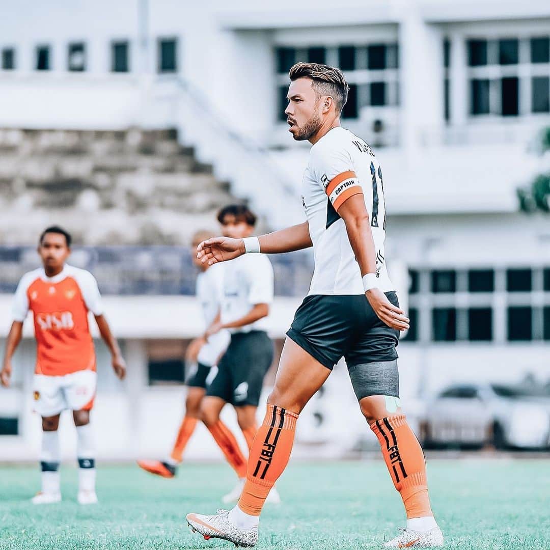 ヴィンセント・ケインのインスタグラム：「Pulled my hamstring 4 days before my last game 🙄😩 But a great gesture from the Club President and Coaching staff let me hobble round the pitch one last time before replacing me on the 11th min mark to see out my last game.❤️🙏😭 I want to thank @bangkokfc for treating so well over the past year and i wish everyone at the club and the supporters all the best for the future. #bangkokfc #kv11 #love」