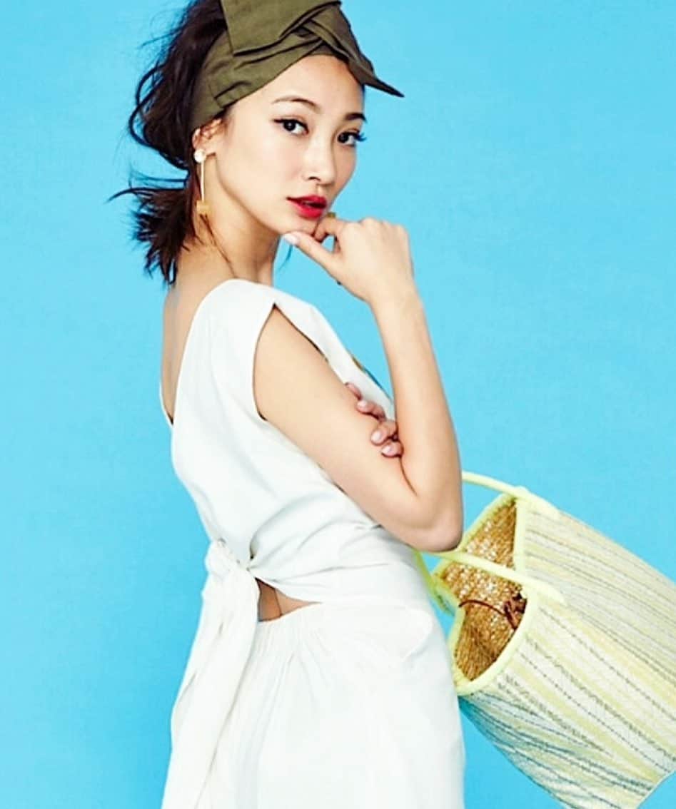 里海のインスタグラム：「ほんの少し前の写真のはずなのに…(２年  アゴのラインが今と全然違う🤦🏻‍♀️🤦🏻‍♀️🤦🏻‍♀️  たまたま出てきた写真にショックした 私です。。  アゴのカクッてなってるところ、 今ない🤦🏻‍♀️  #痩せたい」