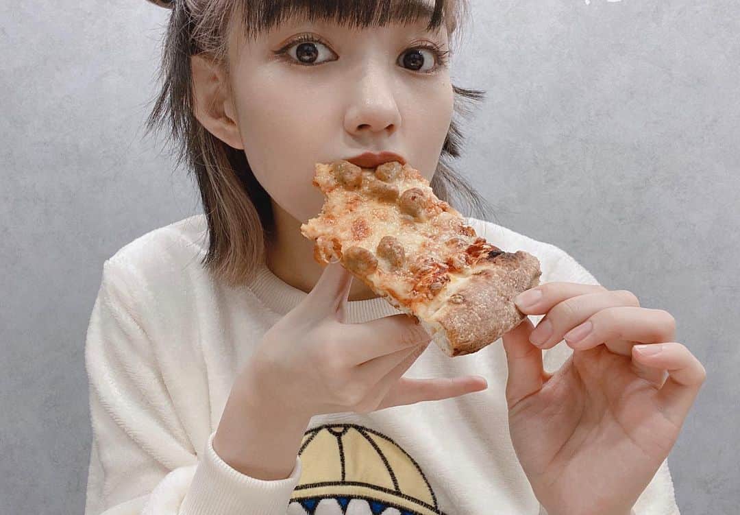 MIMORIさんのインスタグラム写真 - (MIMORIInstagram)「パジャマパーティーには ピザとコーラでしょ🍕🥤！！！！！！！  #パジャマ #パジャマパーティー #ちびまる子ちゃん  #もこもこパジャマ #パジャマコーデ#パジャマ女子 #ピザパーティー #パーティー #pizza #pizzaslice #pizzaslicetokyo #takeout  #japan #japanese #japanesegirl #girl #hairstyle #haircolor #2tone #innercolor #hairarrange  #派手髪#ヘアカラー#インナーカラー #ミディアムヘア#ミディアムヘアアレンジ」12月1日 19時44分 - mimorimorimorikolme