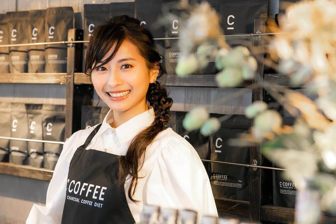 ロンモンロウさんのインスタグラム写真 - (ロンモンロウInstagram)「今日は渋谷ヨシモト∞ホール前にオープンしたC COFFEE BARで一日カフェ店員してきました  @c_coffee_official   今日から来年2月まで水・金・日曜の昼間オープンしているそうです。 C COFFEE飲んだことない方、ぜひ行ってみてください❤ ☕ #coffee  #チャコールコーヒー  #シーコーヒー」12月1日 19時46分 - ronmonroe_official