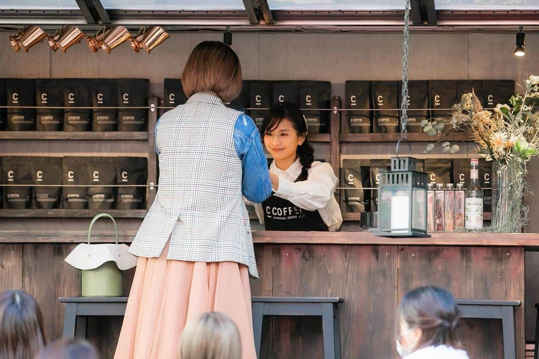 ロンモンロウさんのインスタグラム写真 - (ロンモンロウInstagram)「今日は渋谷ヨシモト∞ホール前にオープンしたC COFFEE BARで一日カフェ店員してきました  @c_coffee_official   今日から来年2月まで水・金・日曜の昼間オープンしているそうです。 C COFFEE飲んだことない方、ぜひ行ってみてください❤ ☕ #coffee  #チャコールコーヒー  #シーコーヒー」12月1日 19時46分 - ronmonroe_official