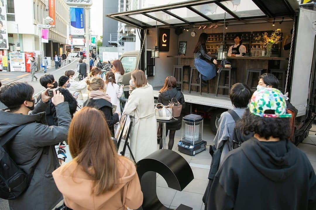 ロンモンロウさんのインスタグラム写真 - (ロンモンロウInstagram)「今日は渋谷ヨシモト∞ホール前にオープンしたC COFFEE BARで一日カフェ店員してきました  @c_coffee_official   今日から来年2月まで水・金・日曜の昼間オープンしているそうです。 C COFFEE飲んだことない方、ぜひ行ってみてください❤ ☕ #coffee  #チャコールコーヒー  #シーコーヒー」12月1日 19時46分 - ronmonroe_official