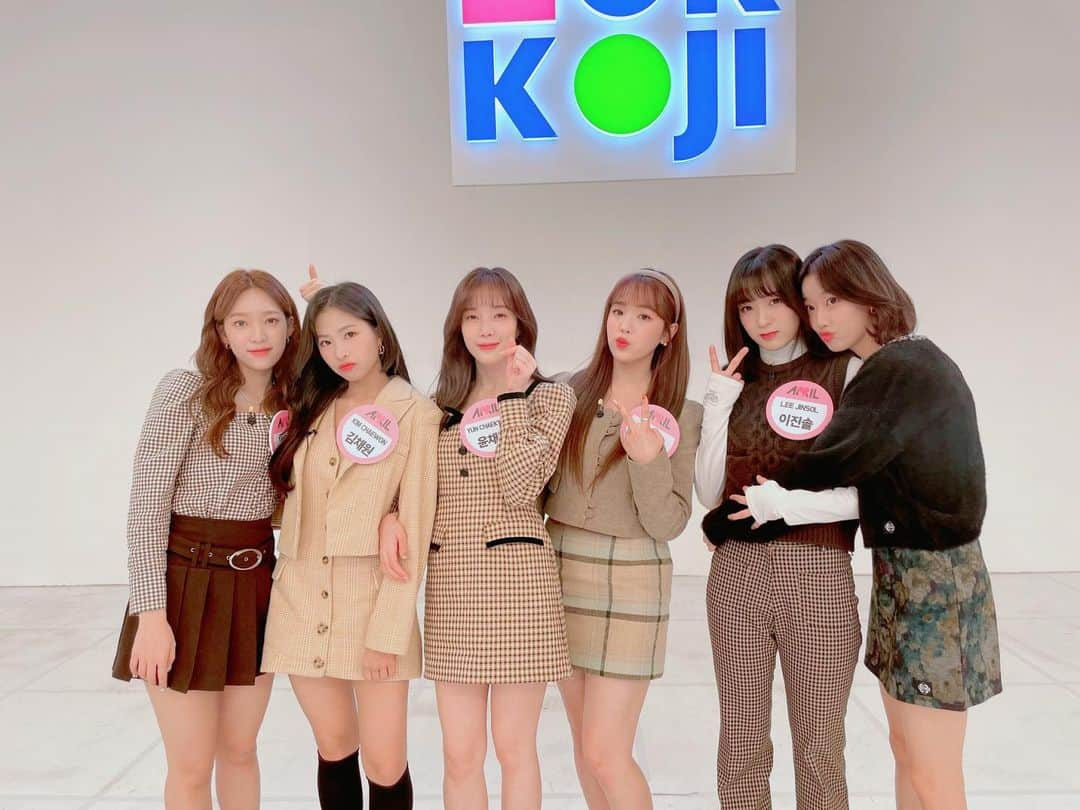 Aprilのインスタグラム：「[#APRIL] 2020.12.01 MOKKOJI LIVE with APRIL  #에이프릴 #윤채경 #김채원 #이나은 #양예나 #레이첼 #이진솔 #MOKKOJIKOREA #모꼬지대한민국」