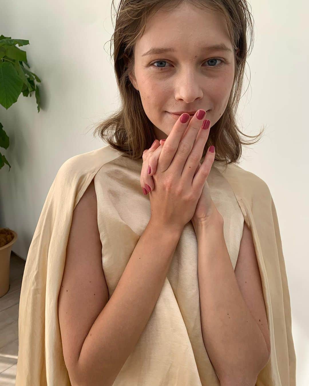 まつだみらいのインスタグラム：「dear me,  behind the scenes 🤍  本日21:00より予約開始です🤍  @rihka_official 💎✨  #rihka_nail」