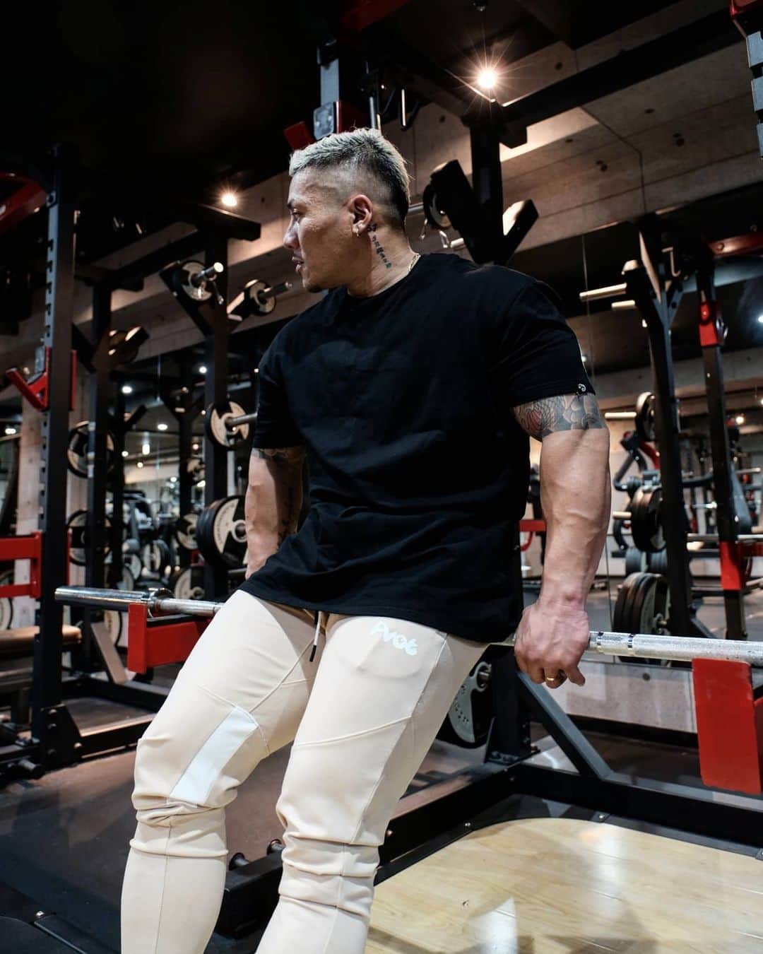 のインスタグラム：「#fwj#ifbb#training#fitness#workout#gym#gymwear#mensphysique#physique#classicphysique#bodybuilding#筋肉#筋トレ  バルクアップ中。しっかりオフも入れながら。  @pvot_apparel 着用サイズ T-shirt size　2XL  Pants  size　XL」