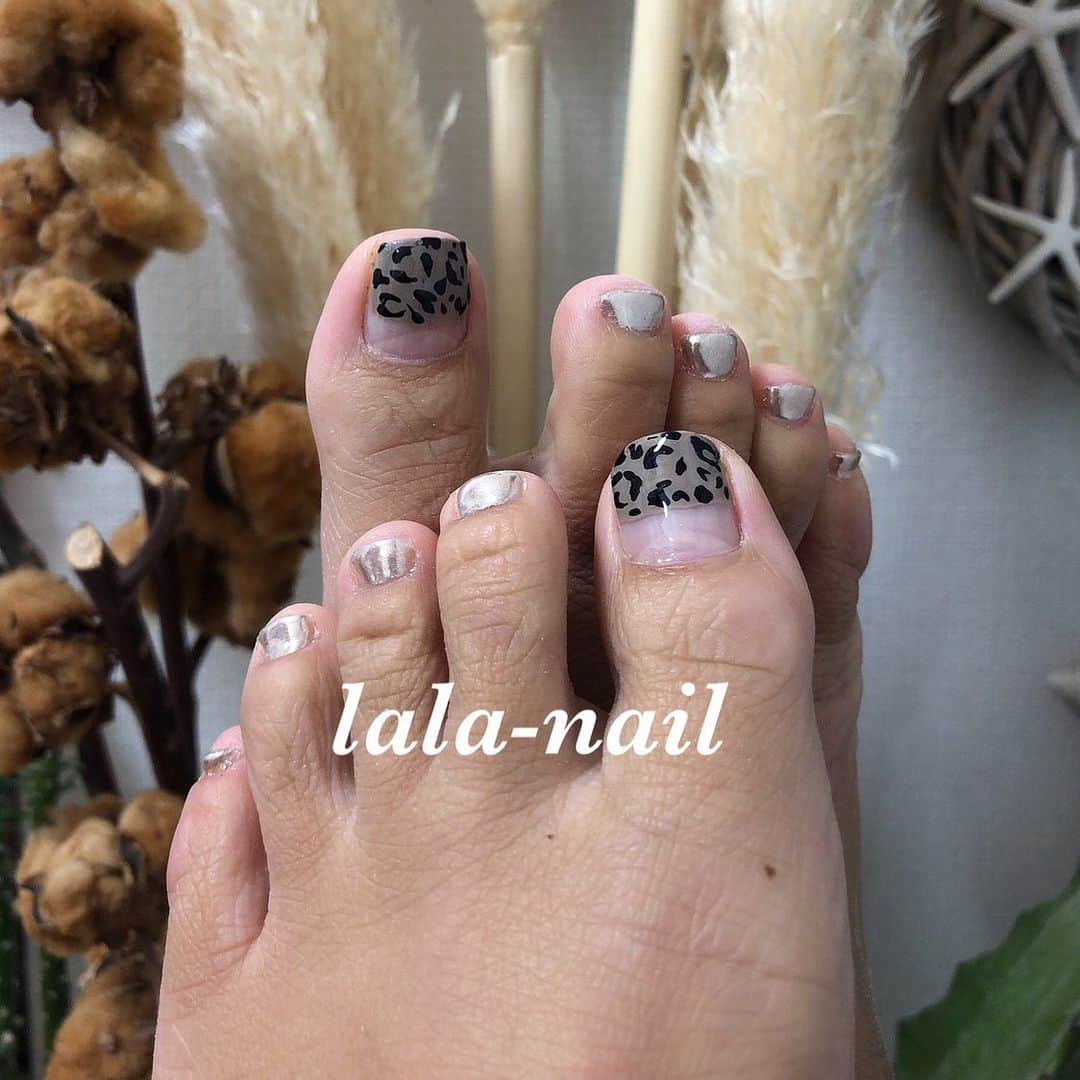 ETSUKOのインスタグラム：「my foot nails   アニマル✖︎ミラーネイル 抜け感ほしくなったので　 クリアでハーフに🐆  12月は30日迄営業します。 ご予約はお早めに お願い致します💓」