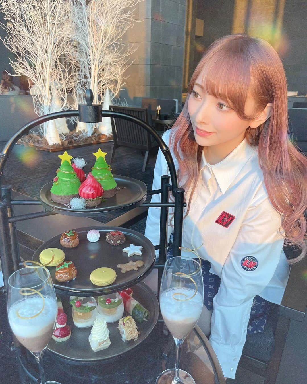 藤咲くるみのインスタグラム：「アマン東京のクリスマスアフタヌーンティー🎄⸝⋆⸝⋆ すごく可愛かった🥺🤍 ・ シャツとスカートは @louisvuitton で合わせてみました✨ ・ スワイプしてみてね🔜💓 ・」