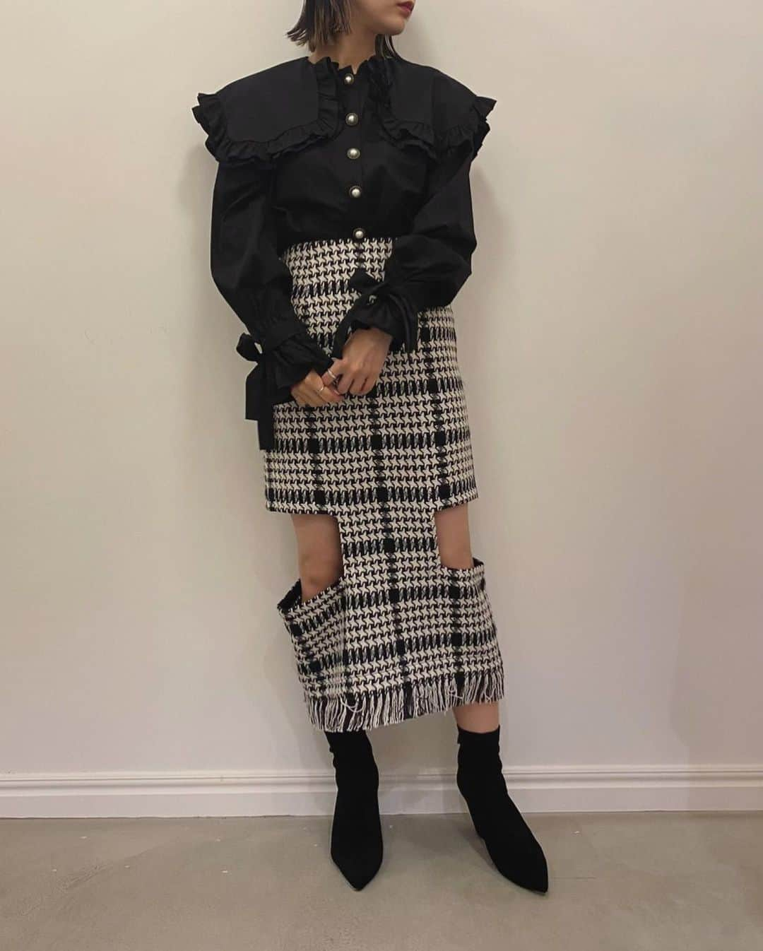 HONEY MI HONEY OFFICIALさんのインスタグラム写真 - (HONEY MI HONEY OFFICIALInstagram)「NEW IN❤️  tweed skirt pk.rd.bk freesize  ハウンドトゥース(千鳥柄)のツイードスカート 個性的なカットラインが目を引く1枚 裾のフリンジもポイント シンプルなトップスもこれ一枚で様になります  @honeymihoney_official  @honeymihoney_style  #HONEYMIHONEY #表参道 #原宿 #南堀江 #大阪 #时尚 #我的最愛 #ハニーミーハニー #tokyo #osaka #outfit #fashion」12月1日 19時59分 - honeymihoney_official