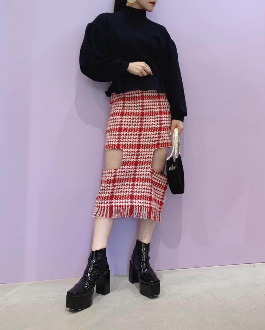 HONEY MI HONEY OFFICIALさんのインスタグラム写真 - (HONEY MI HONEY OFFICIALInstagram)「NEW IN❤️  tweed skirt pk.rd.bk freesize  ハウンドトゥース(千鳥柄)のツイードスカート 個性的なカットラインが目を引く1枚 裾のフリンジもポイント シンプルなトップスもこれ一枚で様になります  @honeymihoney_official  @honeymihoney_style  #HONEYMIHONEY #表参道 #原宿 #南堀江 #大阪 #时尚 #我的最愛 #ハニーミーハニー #tokyo #osaka #outfit #fashion」12月1日 19時59分 - honeymihoney_official