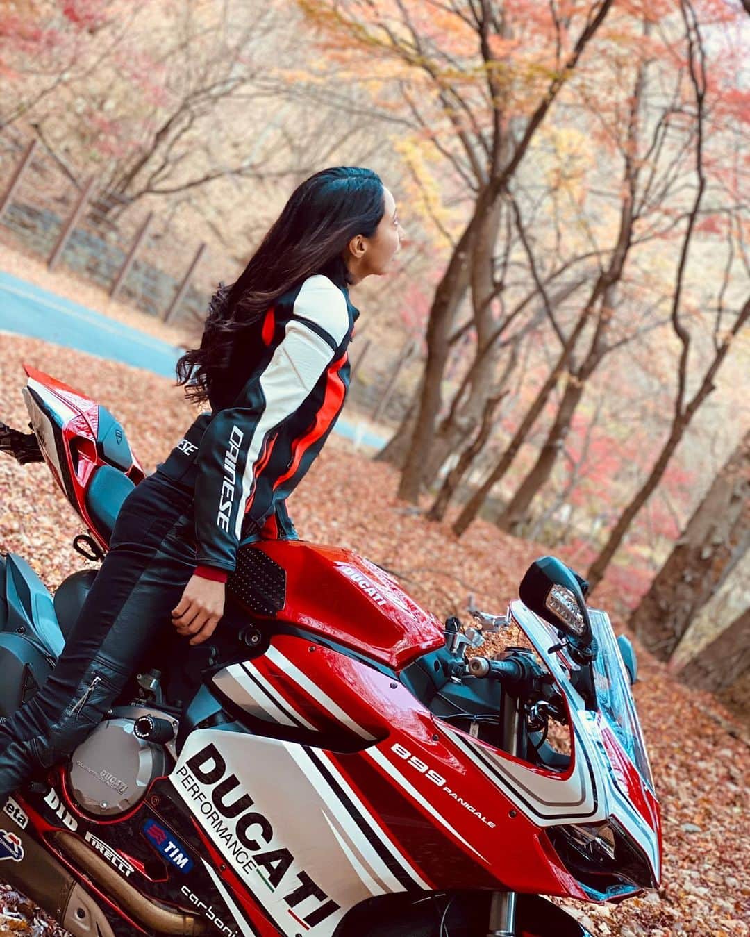 CAMIRAさんのインスタグラム写真 - (CAMIRAInstagram)「紅葉の時期も終わり気づいたら12月！ 今年もあと1ヶ月か☺️早いなあ😂❤️ #バイク女子#バイク写真部#バイクのある風景#bikegirl#motorcycle#bikelife#bike#ducati#panigale#superbikes」12月1日 19時59分 - camila.528
