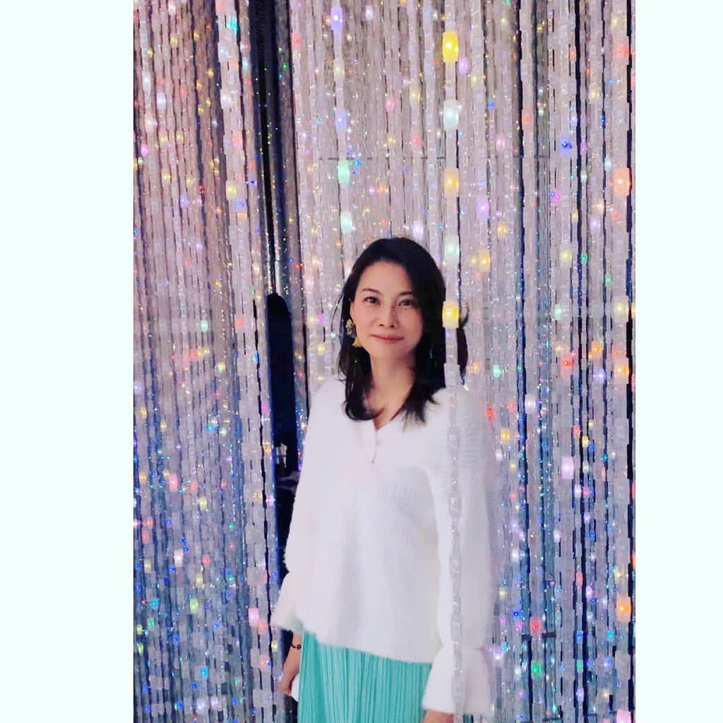 七瀬遥のインスタグラム：「今日から12月✨　昨夜の満月🌕も、とっても綺麗でしたね☺️✨✨✨ 冬至にむけて、更なる手放しをどんどんしよう😆🤲✨ チームラボ✨💎💎💎✨ 素敵な空間で🌈とっても美しく✨宇宙な体験🪐✨感性が磨かれる空間🌟素敵でした😆💖  #teamLabo#チームラボ#楽しい#美しい#ART#宇宙#beautiful#fun#good#friend#happy#love#happiness#good#smile#tokyo#japan」