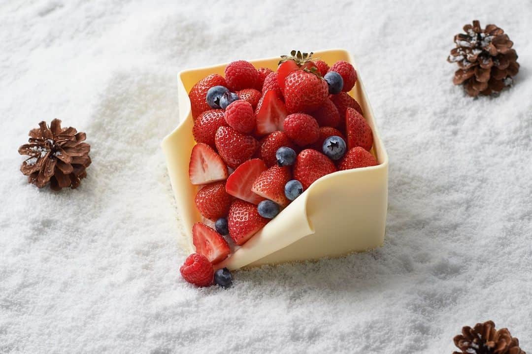 Conrad Tokyoのインスタグラム：「クリスマスケーキとホリデースイーツのご予約を承っております。ペストリーシェフ岡崎正輝をはじめとするペストリーチームが選りすぐりの素材を使い、ひとつひとつ丁寧に創りあげる、珠玉のスイーツをお楽しみください。  Conrad Tokyo is now accepting reservations of take-home Christmas cakes and holiday sweets. Pastry chefs, headed by Masaki Okazaki, carefully create each sweet gem from the finest ingredients.  Share your own images with us by tagging @conrad_tokyo ————————————————————— #コンラッド東京 #コンラッド #ホテル #汐留 #東京 #クリスマス #クリスマスケーキ #シュトーレン #パウンドケーキ #パネトーネ #プレゼント #ホリデー #ギフト #ConradTokyo #Conrad #christmas #cake #Shiodome #Shinbashi #holiday #sweets #cookies #stollen #gift #holiday」