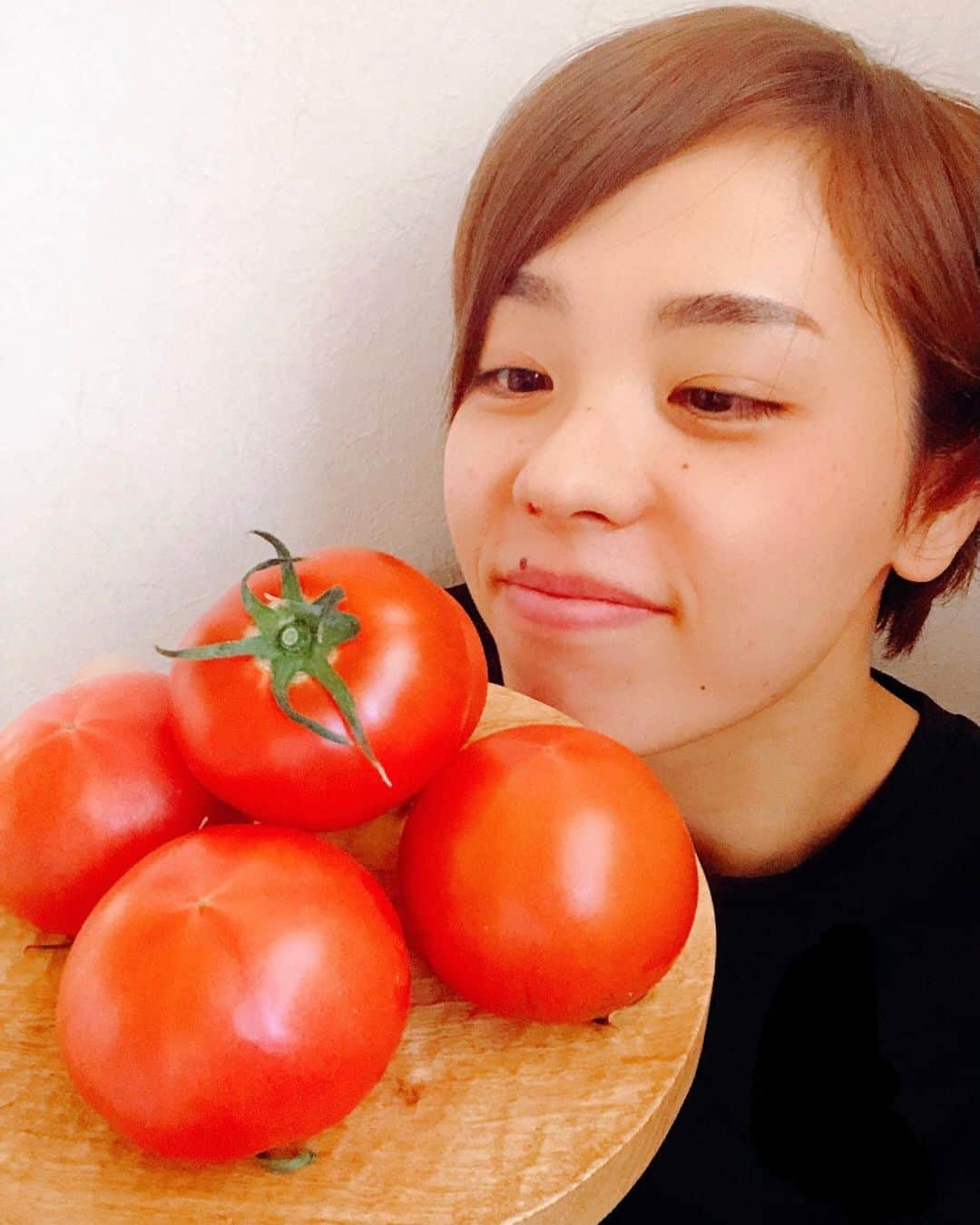 迫田さおりさんのインスタグラム写真 - (迫田さおりInstagram)「・ 見てみてーぇ🥺🍅 この美味しそうなトマト🍅🍅🍅 ・ @tellas_story  鹿児島県のTELLAS(テラス)さんが作った薩摩甘照ですぅ🥺🍅 ・ 本当に美味しいから沢山の方に食べてもらいたい🤤 普通のトマトとよりリコピン値等が高いから、免疫力を上げるのにピッタリなんだって🥺 美味しいし免疫力上がるし、やったーぁ🙌🍅 嬉しいことづくし🤤🍅 ・ 1つ食べたら元気いっぱい出てきたよ💪🏻✨ 甘くて美味しいの🍅 本当に美味しいです!! ・ 美味しいものを食べるって幸せね🤤 ・ ・ #鹿児島#かごしま#南さつま市  #トマト  #フルーツトマト  #薩摩甘照 #さつまあまてらす  #tellas」12月1日 20時00分 - saori.rio