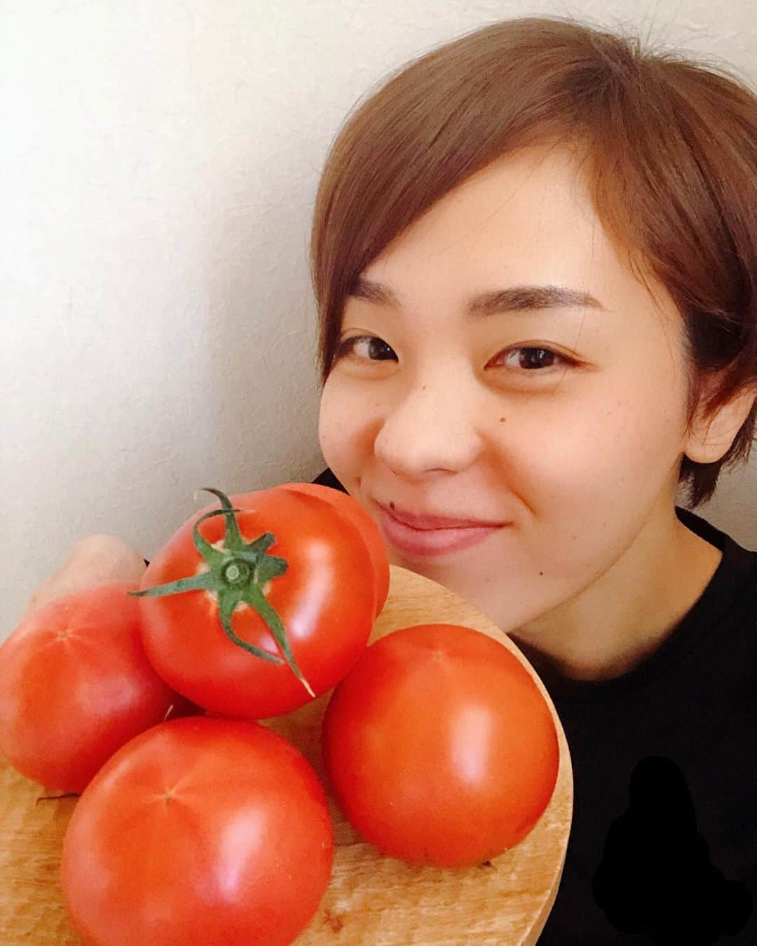 迫田さおりさんのインスタグラム写真 - (迫田さおりInstagram)「・ 見てみてーぇ🥺🍅 この美味しそうなトマト🍅🍅🍅 ・ @tellas_story  鹿児島県のTELLAS(テラス)さんが作った薩摩甘照ですぅ🥺🍅 ・ 本当に美味しいから沢山の方に食べてもらいたい🤤 普通のトマトとよりリコピン値等が高いから、免疫力を上げるのにピッタリなんだって🥺 美味しいし免疫力上がるし、やったーぁ🙌🍅 嬉しいことづくし🤤🍅 ・ 1つ食べたら元気いっぱい出てきたよ💪🏻✨ 甘くて美味しいの🍅 本当に美味しいです!! ・ 美味しいものを食べるって幸せね🤤 ・ ・ #鹿児島#かごしま#南さつま市  #トマト  #フルーツトマト  #薩摩甘照 #さつまあまてらす  #tellas」12月1日 20時00分 - saori.rio