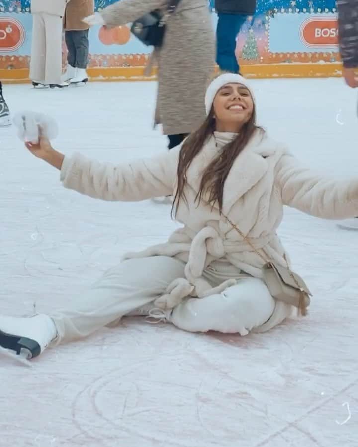 マルガリータ・マムンのインスタグラム：「Вот такой первый день зимы! 😹🤍☃️⛸⛸」
