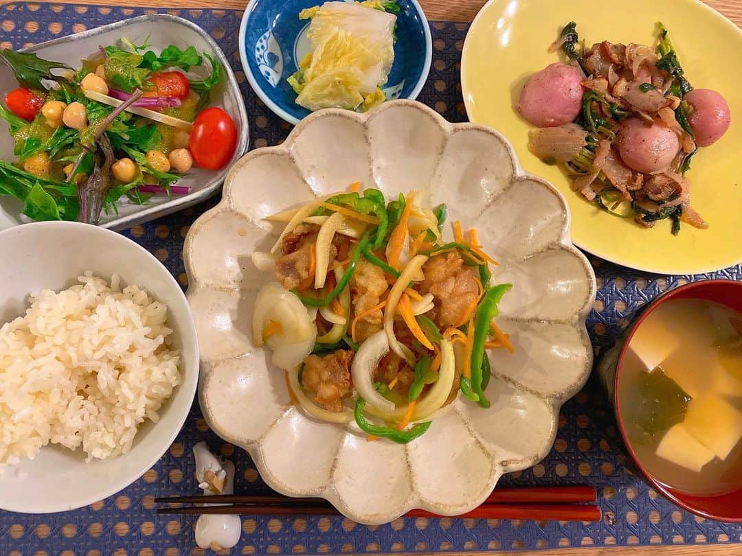 山本愛子さんのインスタグラム写真 - (山本愛子Instagram)「#おうちごはん  この前ひよこ豆の煮汁でアイシングクリームを作ったので（煮汁だけ使ったので）、 残った豆はサラダに入れました🌟  まだ結構量があるので、あとはトマトスープでも作っていれようかな？🤔  #鶏肉の南蛮漬け #白菜の漬物 #ラディッシュとキノコとベーコンのガリバタ醤油焼き #豆腐とワカメの味噌汁 #ひよこ豆と野菜のサラダ #トマトはアイコ」12月1日 19時55分 - aikoyade1219