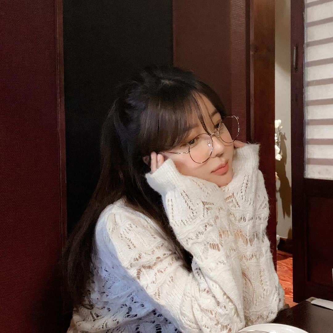 ユン・アラのインスタグラム：「여러분... 안경 재공구 문의가 정말 너!무! 너무!!!!!!!!!!!!!!! 많이와서 본사에 연락드렸어요.. 낼 하루만 더 열기로 약속받았어요 😭😭  힘들게 얻은 기회이니.. 구매하실 분들은 낼 하루동안 구매해주시면 돼요 내일 지나고는 재공구 예정 없습니다ㅠㅠ  그 이후엔 정가인 49000원에 구매하셔야해요.. 29000원일때 얼른얼른 겟하세욤!! 낼 하루가 정말 마지막입니다아..  * 2개 구매하시면 무료배송이니까 친구/가족 분이랑 같이 하셔도 좋을 것 같아요!」