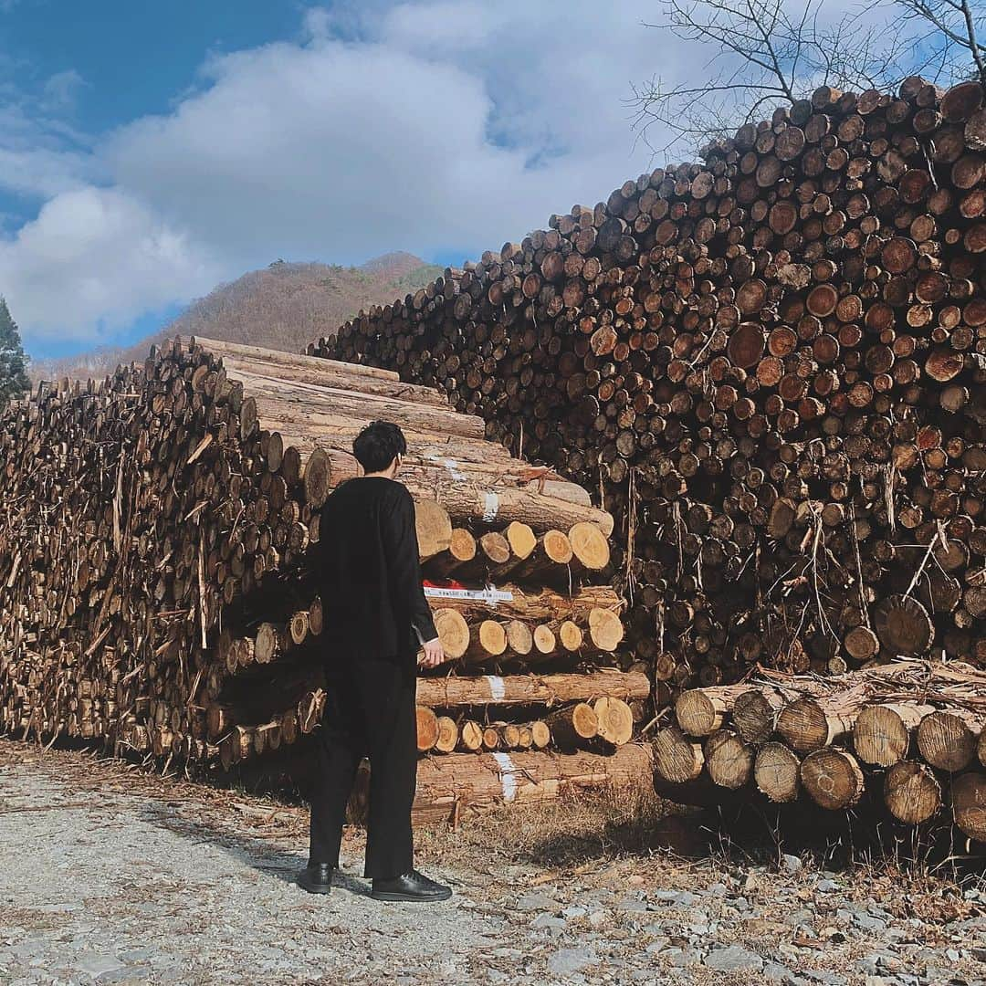 富井啓介さんのインスタグラム写真 - (富井啓介Instagram)「材料の買い出し行ってきました。﻿ ﻿ ﻿ ﻿ ﻿ んなわけ🤪﻿ ﻿ ど田舎の道沿いに転がってたから思わず撮影会。笑﻿ この丸太からホームセンターに並んでる木材とかが﻿ できてくんかなとか思ったら感慨深い🤔🤔🤔﻿ ﻿ #端材も使い道も考えようと思いました﻿ #木#木材#丸太#自然#伐採#森林伐採#田舎#DIY男子#塩顔男子#マッシュ男子#暮らし#暮らしを楽しむ#DIYのある暮らし#リノベ#リフォーム#セルフリノベ#セルフリノベーション#DIY#DoItYourself#fashion#hair#model#actor##DIY好きな人と繋がりたい#YouTube#フースケハウス」12月1日 20時07分 - keisuke_tomii