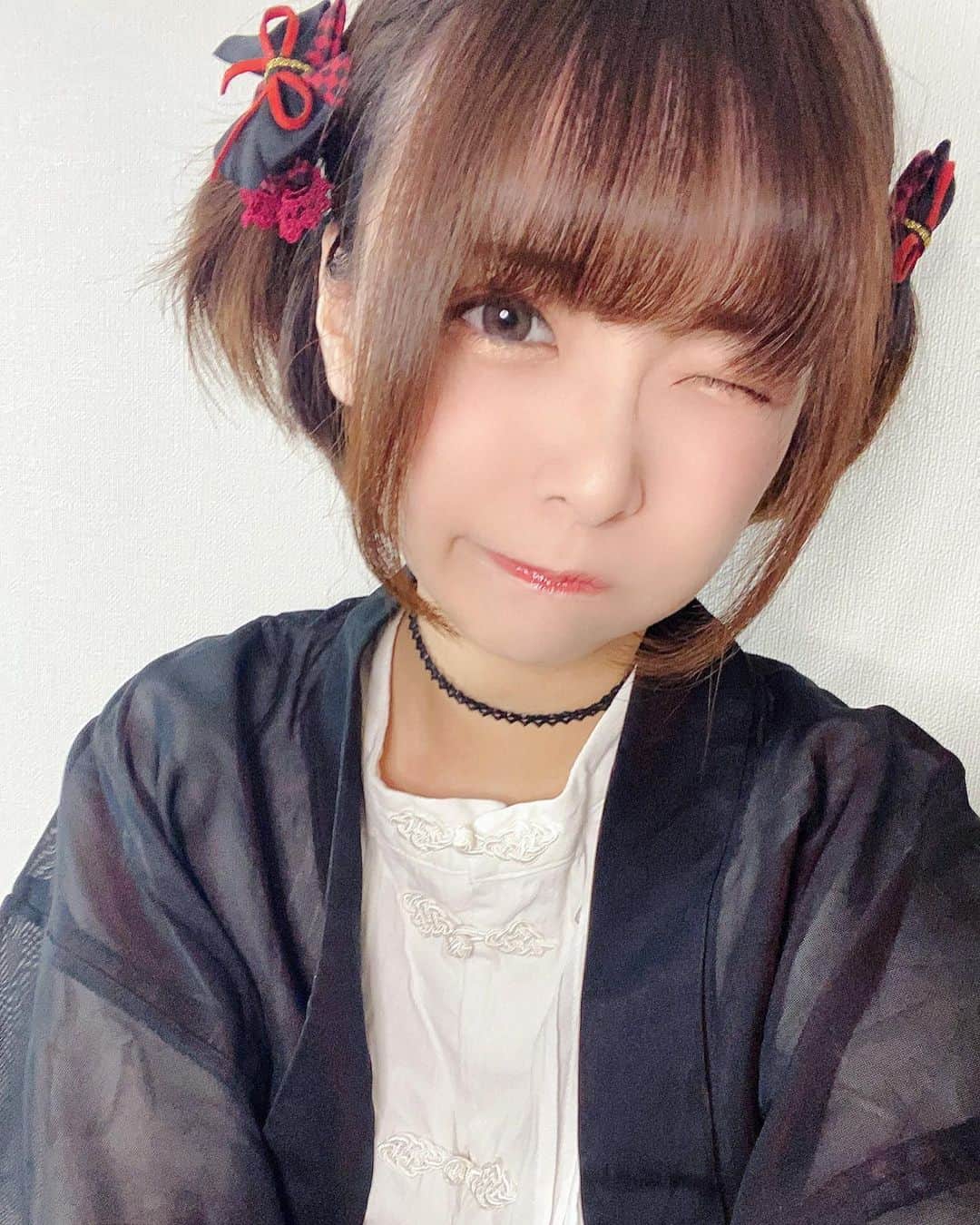 小桃のインスタグラム：「近日看到FB的動態回顧，看到了以前在陰陽師繁中服的陰陽寮生活😳 心想著「好懷念啊...」就看到了官方的PO文！ 原來.... 陰陽師已經4周年了！！！🤯 超厲害的！👏🏻 興奮的刷著專頁上其他的PO文想著「哇啊... 好像加了不少的新玩法和功能呢」 所以......！我決定要重歸陰陽寮，一探究竟！！！✨好想知道裡面到底加了什麼，有什麼改變呢！！！ 以前有玩陰陽師的伙伴們，約定你們明晚 8:30pm (GMT+8) 和我一起回歸陰陽師啊！ 小桃元帥要出山了！！！！！！😎✌🏻（喂  直播時間：明天12/2 晚上8:30 (GMT+8) 約定你們❤️  #陰陽師 #陰陽師四週年」