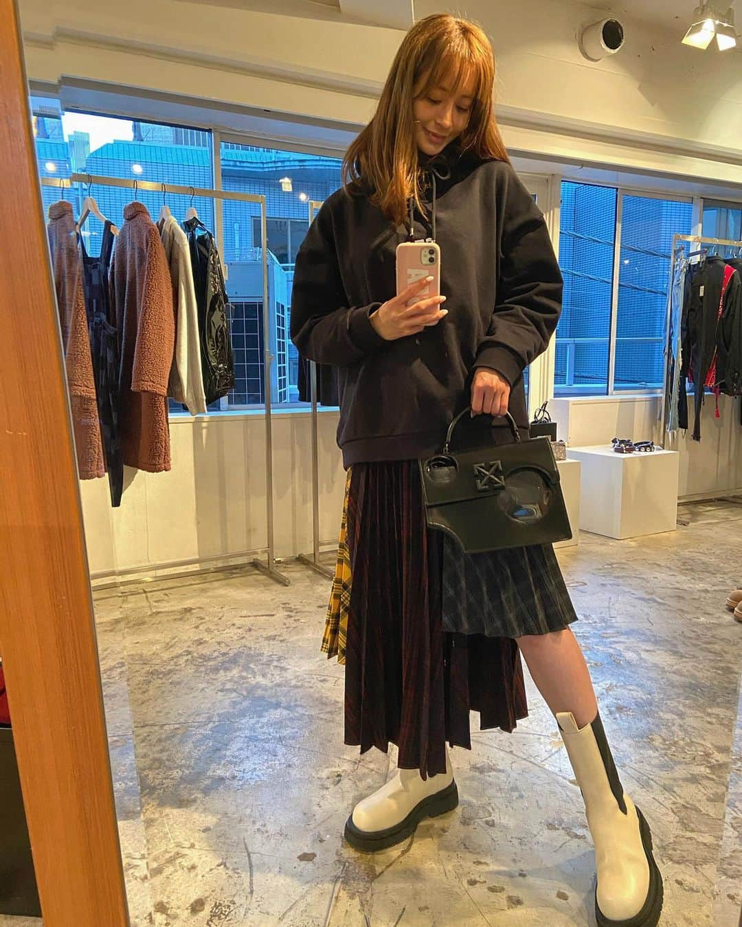 野崎萌香さんのインスタグラム写真 - (野崎萌香Instagram)「🦥💛  hoodie... @windandsea_wear ✖︎ @amerivintage   bag... @off____white   skirt... @rokhofficial   boots... @bottegaveneta」12月1日 20時02分 - moeka_nozaki