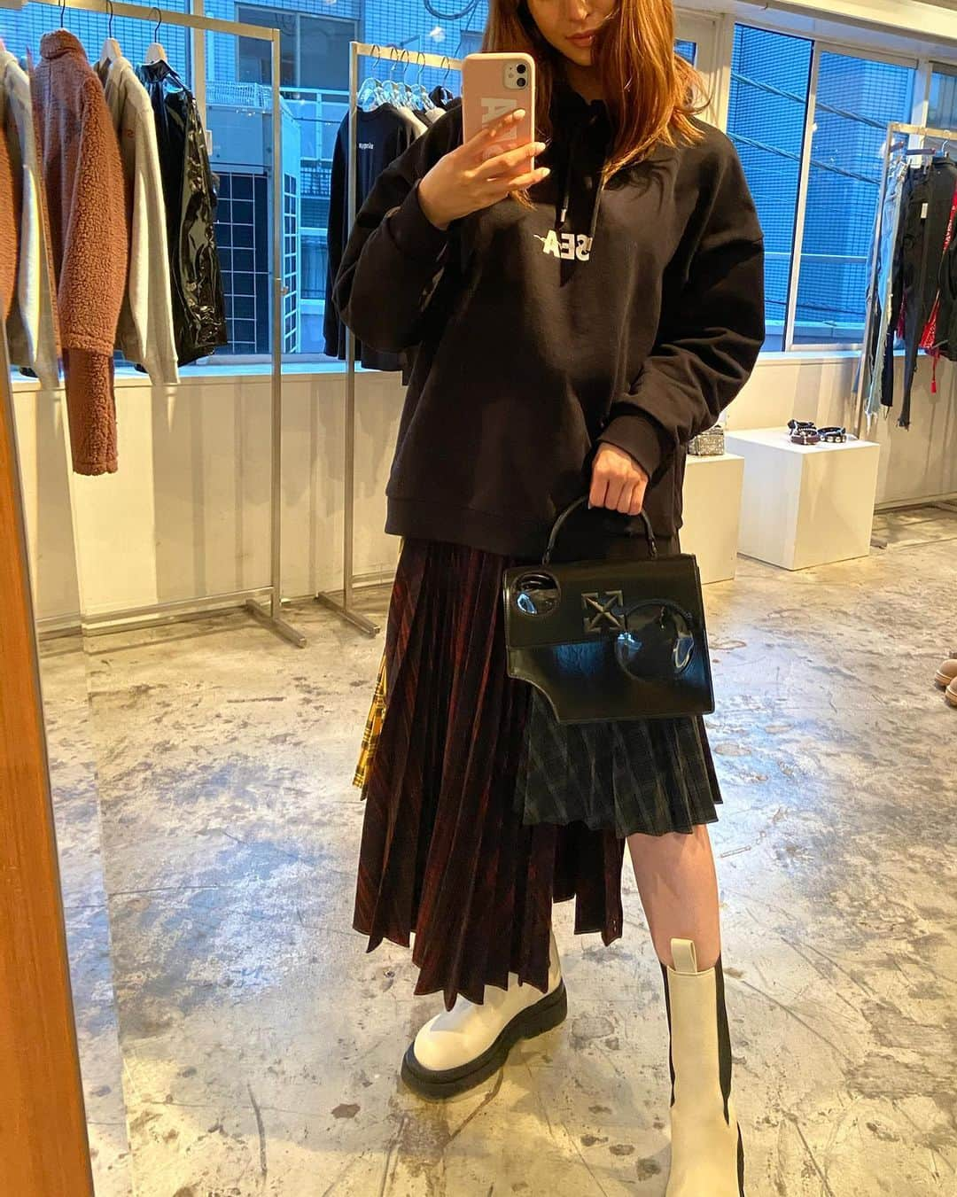 野崎萌香さんのインスタグラム写真 - (野崎萌香Instagram)「🦥💛  hoodie... @windandsea_wear ✖︎ @amerivintage   bag... @off____white   skirt... @rokhofficial   boots... @bottegaveneta」12月1日 20時02分 - moeka_nozaki