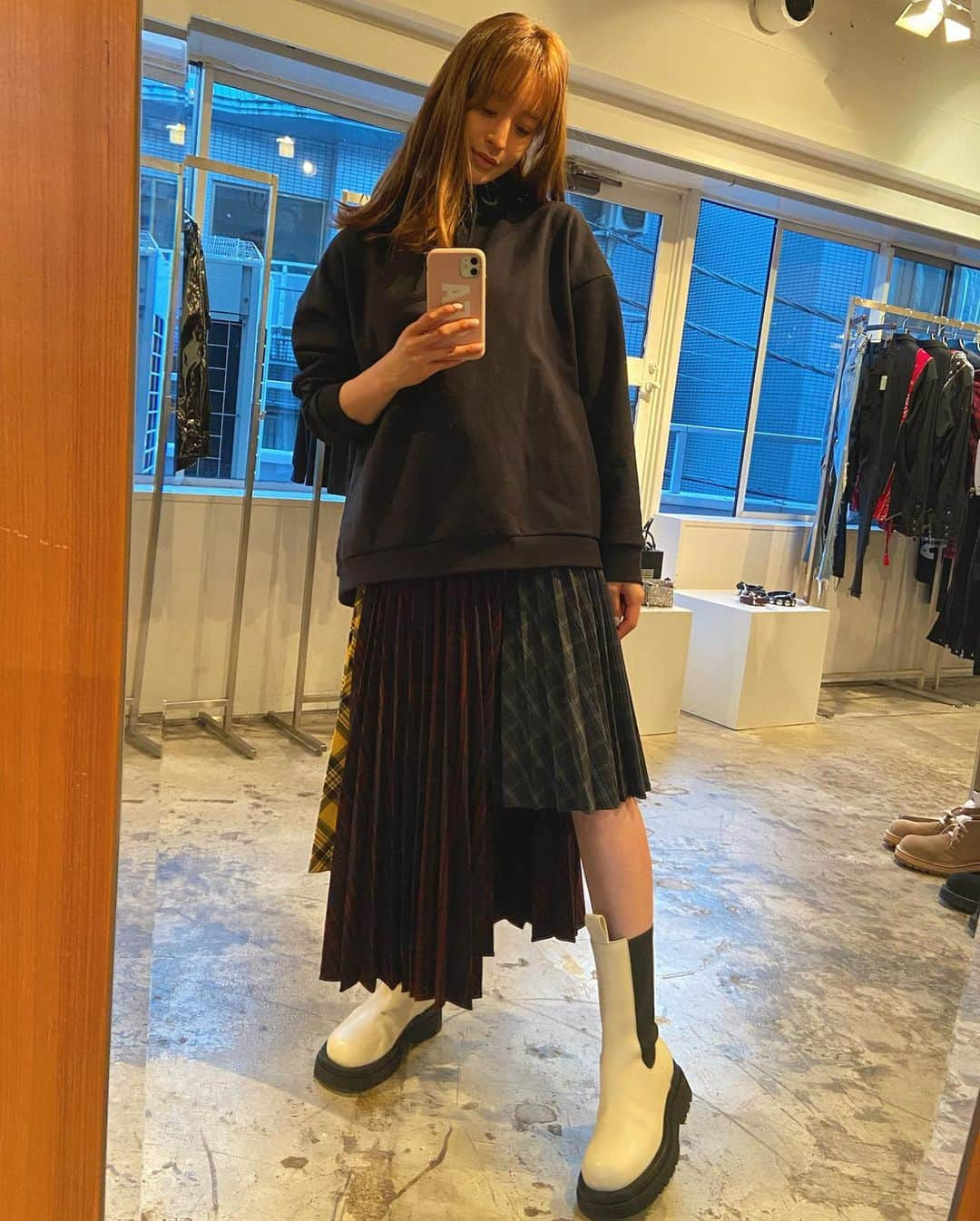 野崎萌香さんのインスタグラム写真 - (野崎萌香Instagram)「🦥💛  hoodie... @windandsea_wear ✖︎ @amerivintage   bag... @off____white   skirt... @rokhofficial   boots... @bottegaveneta」12月1日 20時02分 - moeka_nozaki