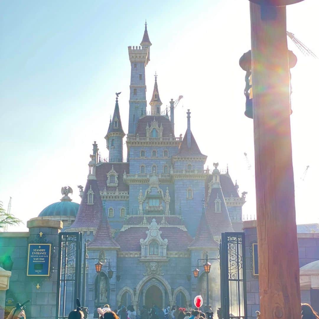 なかやまちえこのインスタグラム：「a few days ago...⠀ ⠀ #disneyland #ディズニーランド ⠀ ディズニーの感染予防対策徹底具合は本当に感心するし勉強になります🙏⠀ ⠀ いままでも接客などの面でもとても勉強させて頂いていましたが、コロナ後に行ったどのお店・テーマパークよりもしっかり対策されていて、お客様にどう安心して頂くか万全を尽くされているので、見習うべきところがたくさんあり、参考にさせて頂きつつ、勝手に感謝しております😌🙏」
