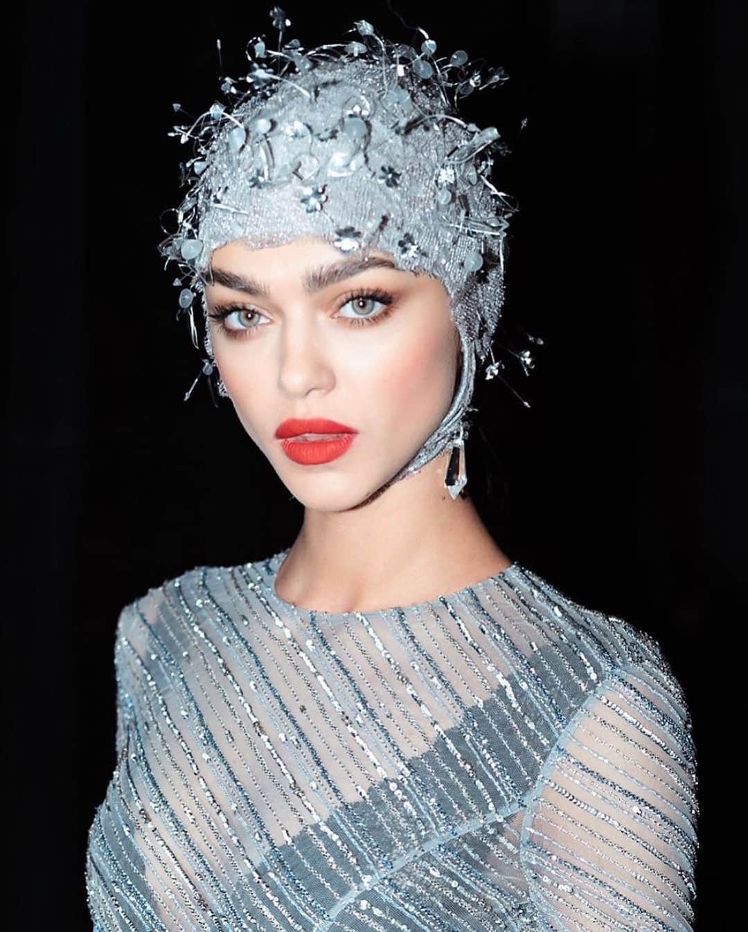 Zhenya Katavaのインスタグラム：「С первым днём Зимы ❄️ скоро Новый Год .. мой любимы праздник 💙!  Есть ещё месяц, чтобы придумать и купить всем подарки, ну и начать чувствовать запахи 👃🏽😅」