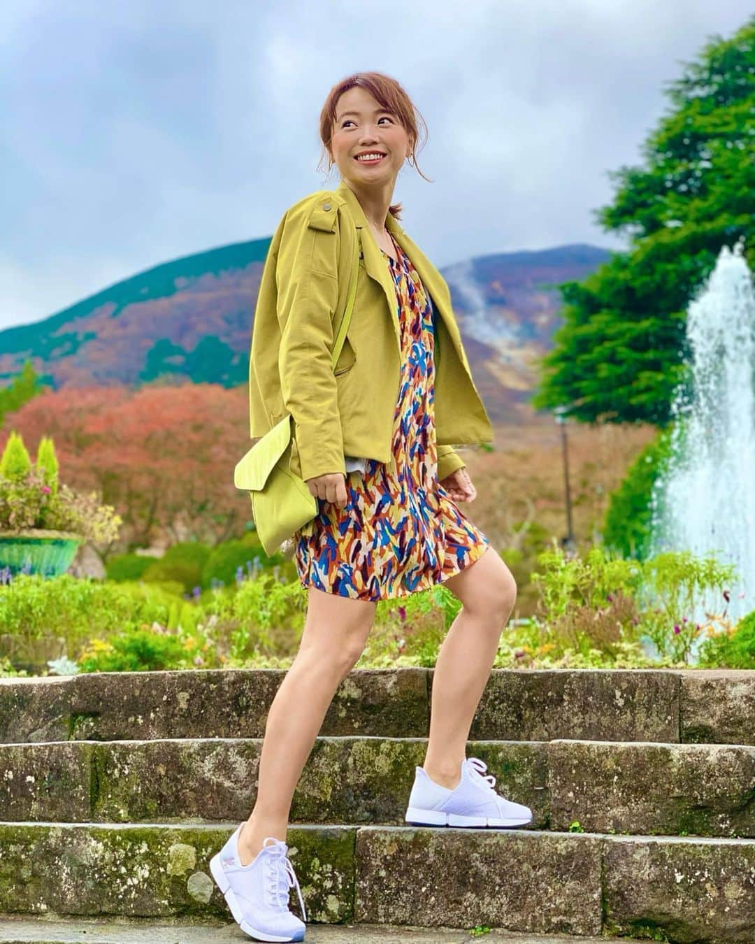 京乃ともみさんのインスタグラム写真 - (京乃ともみInstagram)「Hello December! ⛄️ Going for daily walks is a great way to clear your mind🌿☁️Step outside with new kicks👟  冬の陽だまりがホッとする師走の訪れ。お家で長時間座って考え事をするよりも、ウォーキングしながら思考を整理すると、ポジティブなアイディアが浮かんできたり、頭の中がクリアになる😊🧠私は毎日1時間は歩くようにしてるよ〜♩   #ウォーキングシューズ #デイリーフィット #リーボック#abcmart」12月1日 20時05分 - tomomi_kyono