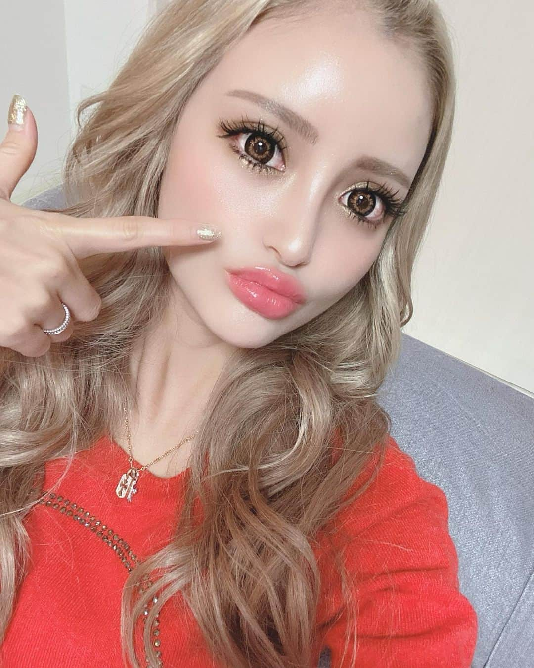 ぱぴのインスタグラム：「. . 今日は愛お姉ちゃんと美容デート🥰楽しい❤️  モデナクリニック🏥でこめかみ ヒアルロン酸してきました💉✨ 頬骨💀が出てるのコンプレックスで 目立たないようにしてもらいました🥰🙌 ほんとに目立たなくなって嬉しい😭😭  先週もほうれい線にステムサップ注射💉と 眉上筋にボトックス‼︎この２つは 定期的に3ヶ月に一度は通ってる😊 来年は今年よりも若くいれますよーに🙏🙏 . . #アンチエイチング #美容 #整形 #ボトックス  #ヒアルロン酸 #ステムサップ #注射 #人幹細胞培養液  #モデナクリニック #箱田美菜 #先生  #modenaclinic #beauty #day」