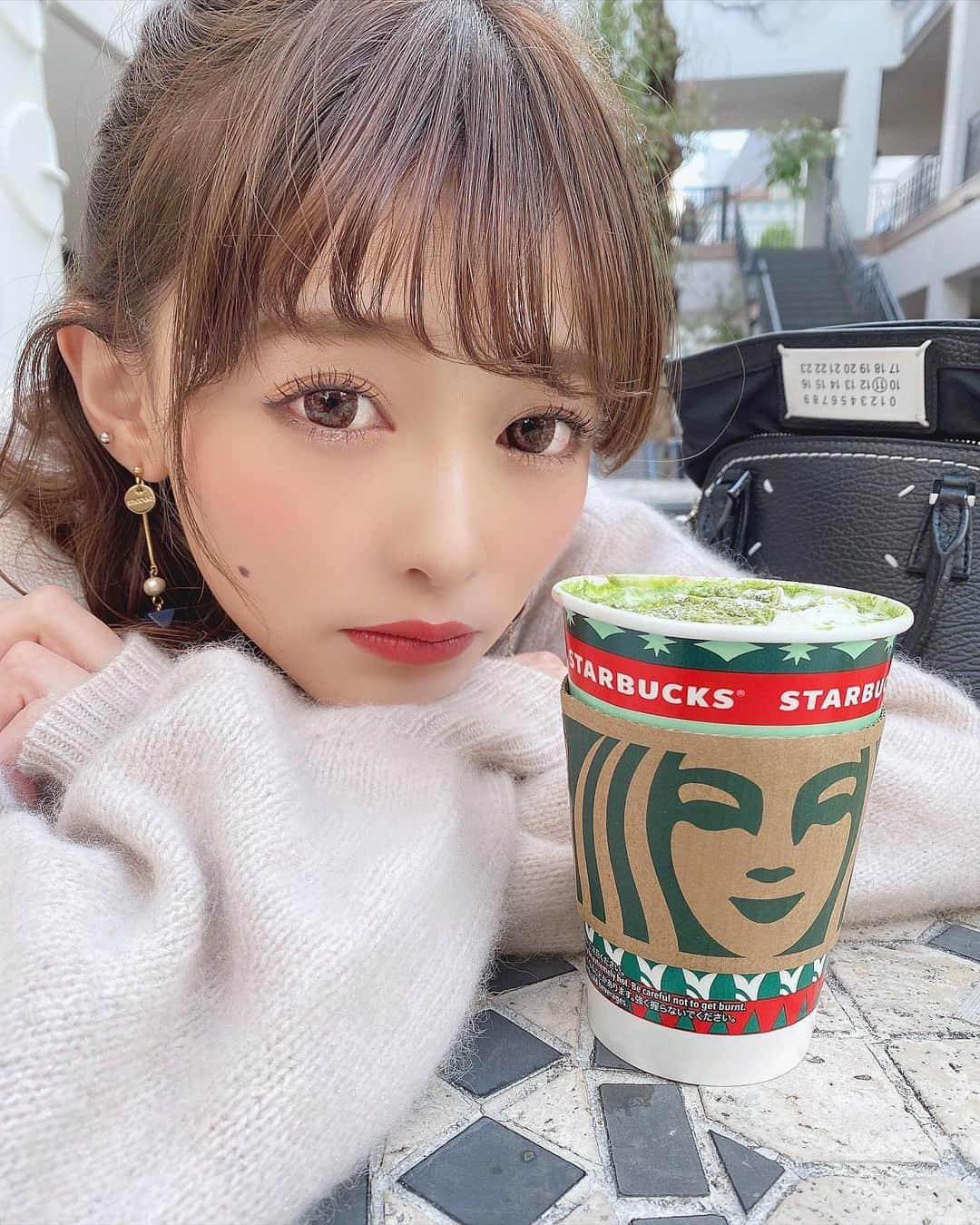 りなてぃさんのインスタグラム写真 - (りなてぃInstagram)「﻿ ﻿ ﻿ 今日から12月になって今年も残り1ヶ月...💭﻿ びっっっくり...。﻿ ﻿ ﻿ この日のアクセは今日21:00〜先行発売のアイテム🙊💓照﻿ かんわいい〜😭💓﻿ ﻿ ﻿ ﻿ そして最近、ちょっとメイクも変えたのです👀❤︎﻿ ﻿ めちゃくちゃタイプなアイシャドウと﻿ チークに出会って、当分メイクはこれだな🙈💓﻿ ﻿ またコスメもまとめて載せるね😌﻿ ﻿ ﻿ ﻿ #りなてぃースタイル 🌵❤︎﻿ ﻿ tops〻 @snidel_official ﻿ boots〻 @randa_pic ﻿ bag〻 @maisonmargiela ﻿ pierce〻 @merue_official ﻿ WAVE ASYMMETRY DESIGN （Navy）﻿ ﻿ necklace〻 @merue_official ﻿ SILVER925 SNAKE  CHAIN NECKLACE﻿ ﻿ ﻿ #merue #メルエ #アクセサリー﻿ #カラコン #ootd #outfit #coordinate﻿ #コスメ好き  #自まつ毛メイク #りなてぃー ﻿ #snidel #randa #maisonmargiela #margiela ﻿ #スナイデル #マルジェラ﻿ ﻿ ﻿ ﻿ ﻿ ﻿ ﻿ ﻿」12月1日 20時07分 - rinatea_25