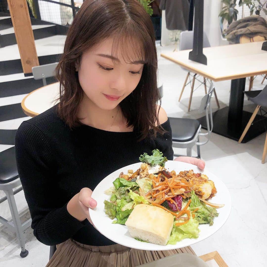 山田杏奈のインスタグラム：「﻿ コンテスト後初の美里(@miss02todai2020 )と🥗❤️﻿ ﻿ これからもそれぞれ頑張っていこう〜🥺﻿ ﻿ 一緒に4ヶ月頑張ってきたメンバーとはこれからも仲良くしていきたいなと思ってます😊✨﻿ ﻿ #cityshop ﻿ #渋谷カフェ #サラダ  #🥗 #salad」