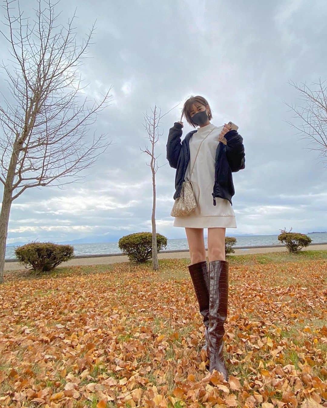 千田麻実のインスタグラム：「⠀ 幼馴染みのカメラセンスと広角レンズが凄い。⠀ 紅葉は寒すぎて一瞬で退散したけど、落ち葉の絨毯がめちゃくちゃ綺麗でした🍁⠀ ⠀ #広角レンズ #紅葉 #ootd #私服」