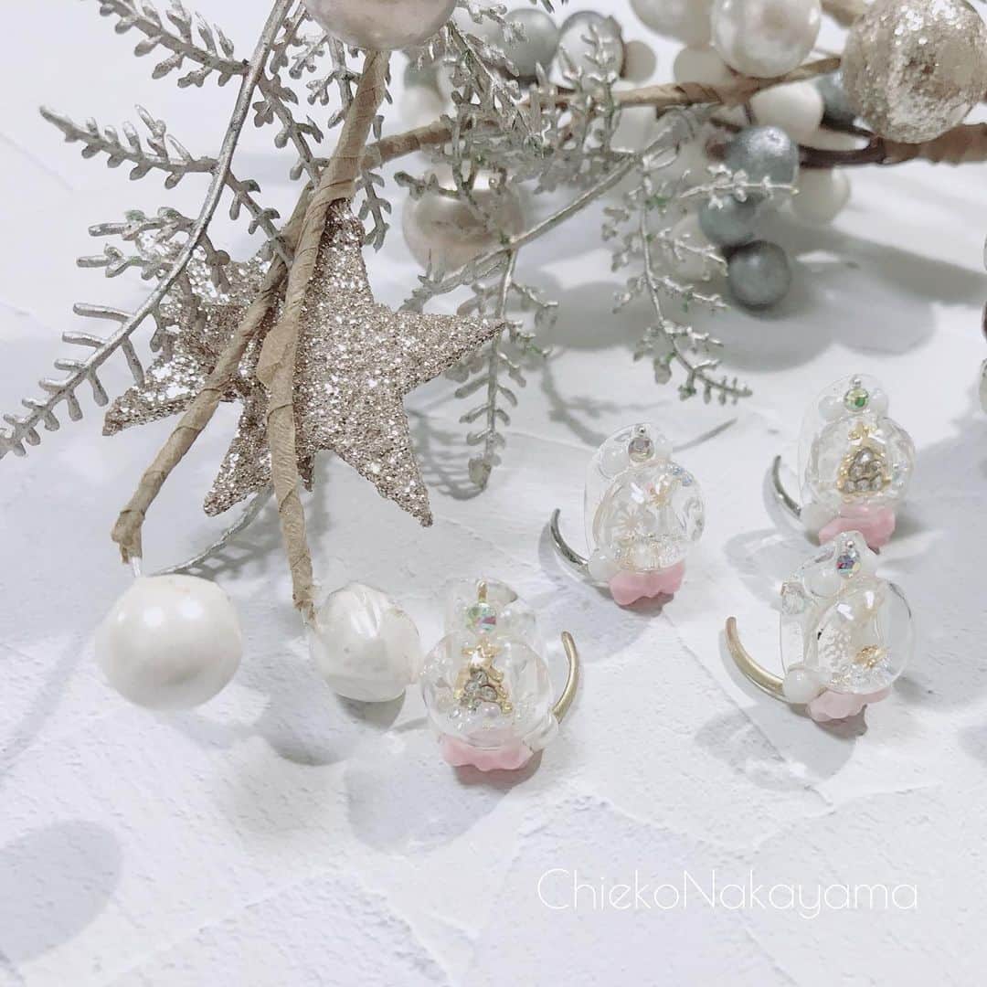 なかやまちえこのインスタグラム：「@stampnailring なかやまちえこ #ハンドメイド ネイルリング 12月の新作はスノードームです❄️🎄⠀ ⠀ そして、今回は初めてOUTLET商品を出させていただいてます🙏💦⠀ ドームの中が少し曇ってしまっています💦⠀ 20%オフで販売しておりますので、ご了承頂けますか方よろしくお願い致します🙏 ⠀ ご購入は @stampnailring  のプロフィールから販売サイトに飛んでいただくか、ストーリーから飛べます☺️☺️☺️⠀ ⠀ #リングネイル は指先に #リング をはめていただくのみの取り外し簡単に爪先のオシャレを楽しめる商品です✨⠀ #スタンピングネイルリング のアカウントのストーリーハイライトのところからショッピングサイトに飛べます！⠀ 全てハンドメイドとなりますので、よろしくお願い致します😌🙏🙏✨⠀ #nail #nails #nailart #ネイル #美甲 #ネイルアート  #japanesenailart #manucure #japanesenails #manicurist #gelnails #أظافر #네일아트 #vẽmóng #ngườiđẹp  #เพ้นท์เล็บ #искусствоногтя #artedeuñas #เพ้นท์เล็บเจล #ジェルネイルデザイン #ネイルデザイン #senikuku #nagelkunst #ゆめかわネイル #オーロラネイル #ゆめかわいい ⠀ ・意匠登録済（デザイン特許）STAMPNAIL ・実用新案登録済（使い方特許）STAMPNAIL」