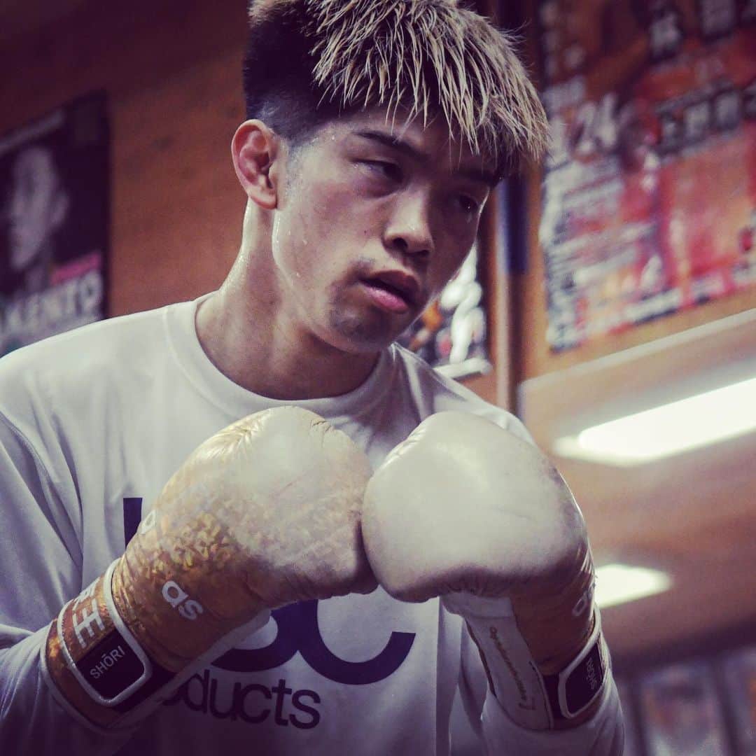 田中恒成のインスタグラム：「・ あと１ヶ月。 自信は揺るがず。 必ず成し遂げる。 #四階級制覇」