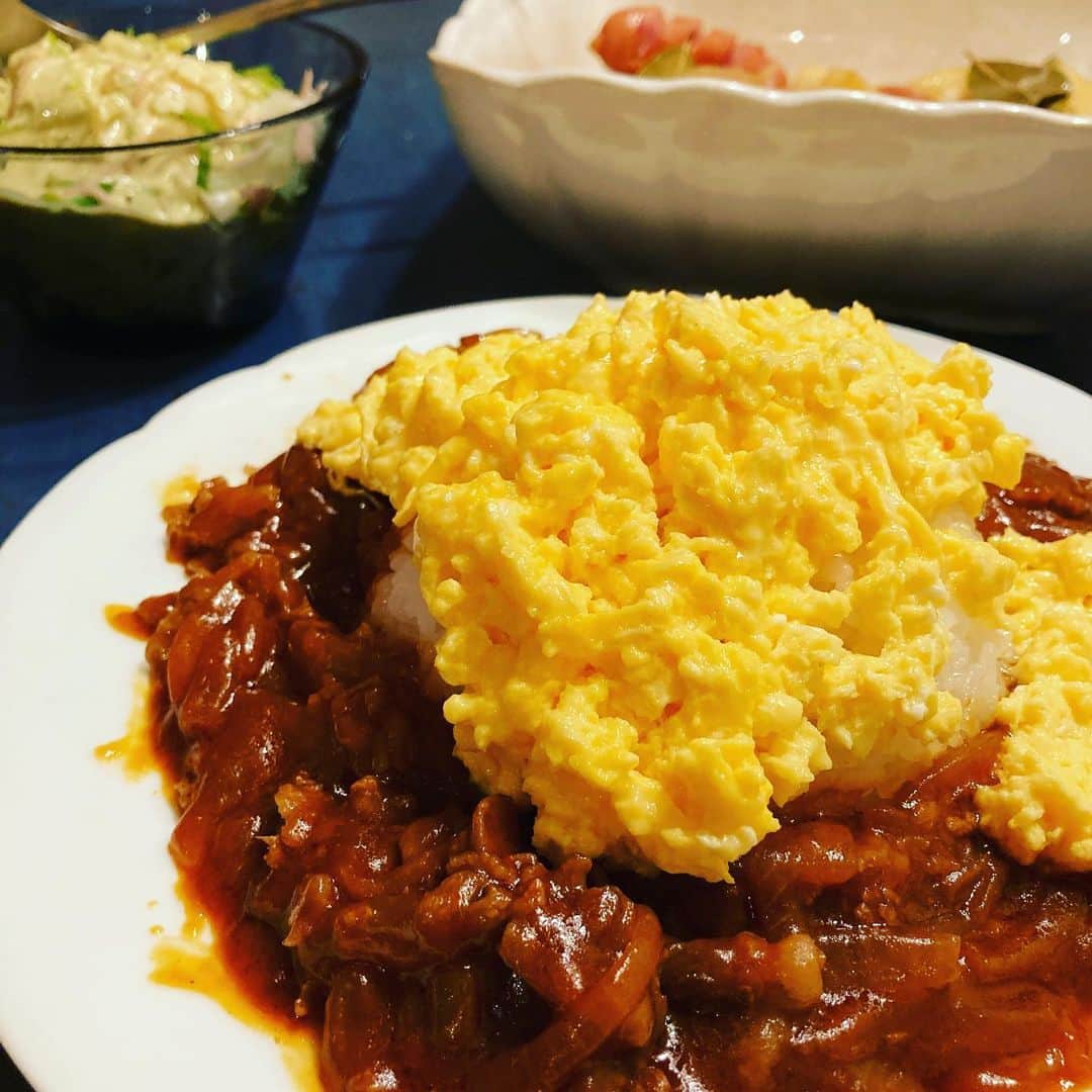 井上荒野のインスタグラム：「今日は夫が作ってくれた。オムハヤシ(炒り卵ハヤシ？)がメイン。おいしかったけどごはんの量がすごかった。そこに山があるから食べるんだ、と思いながら食べました。」