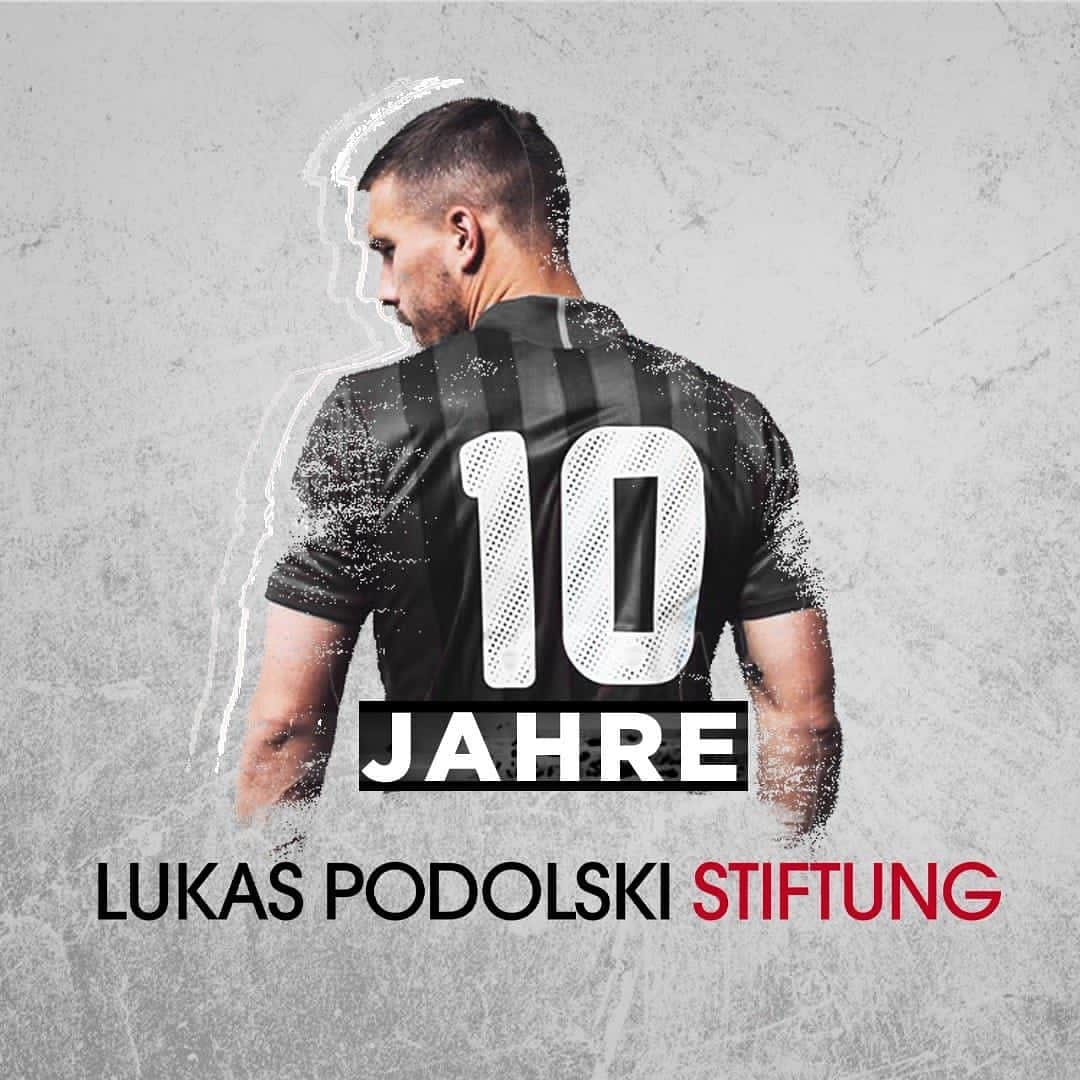 ルーカス・ポドルスキさんのインスタグラム写真 - (ルーカス・ポドルスキInstagram)「Vor 10 Jahren habe ich meine Lukas Podolski Stiftung gegründet, um mich langfristig für benachteiligte Kinder und Jugendliche einzusetzen. Seitdem konnten wir knapp 3 Millionen Euro an gemeinnützige Organisationen und Projekte geben. Wir bauen hochwertige Sportanlagen, die für jeden zugänglich sind. Wir finanzieren krebskranken Kindern die Bewegungstherapie. Wir richten internationale Sportturniere und Workshops aus. Wir unterstützen mit den Lukas Podolski Archen in Köln und Warschau verlässliche Anlaufstellen für sozial benachteiligte Kinder. Wir finanzieren Streetworker und Trainingsgerät für Rollstuhlbasketballer. Wir sanieren marode Vereinsduschen und ermöglichen Jugendarbeit in Sportvereinen. Wir haben viel getan und noch so viel mehr vor. Vielen Dank an alle, die uns bisher auf diesem Weg begleitet und unterstützt haben! Ich werde nicht aufhören, mich für Kinder einzusetzen. www.lukas-podolski-stiftung.de #kids #helfen #Stiftung #10 Jahre ❤️🙏🏻 #danke #immerweiter」12月1日 20時10分 - lukaspodolski