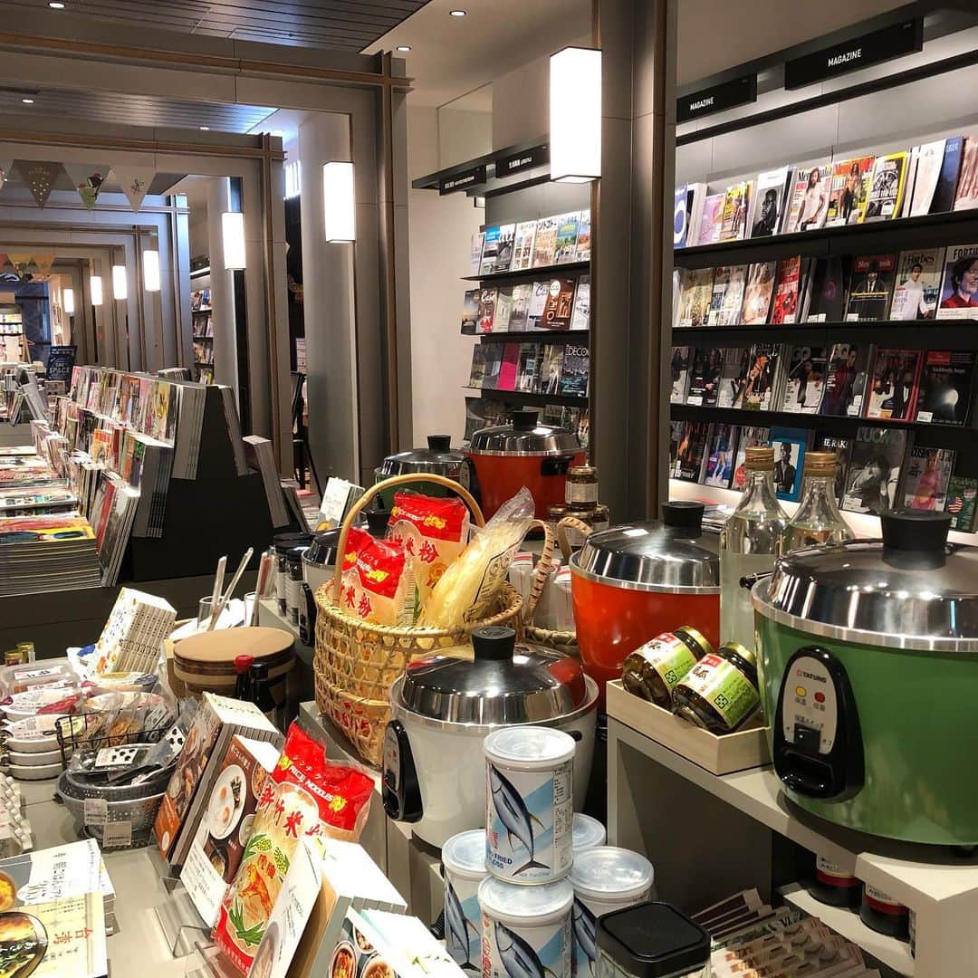 丸山ゴンザレスのインスタグラム：「誠品書店は台湾欲を助長するところです。楽しい。」