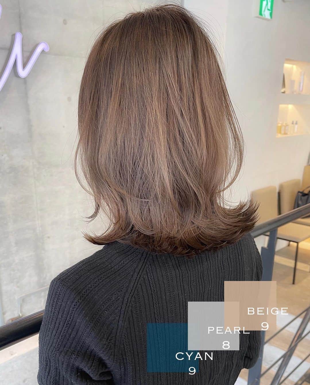 大木光のインスタグラム：「＊リアルサロンワーク swipe→#ヘアとメイクの関係性 .  cut  ラウンドレイヤー . 鎖骨レングスでカットし頭の丸みに合わせレイヤーを施したラウンドレイヤーStyle. まとまりやすくふわっとした動きを。 . color シアンベージュ . 今季Waysの人気ヘアカラーになります。 赤みをしっかり抑えるシアンとパールとベージュをブレンドする事で肌馴染みの良い程良いくすみ感を。 . メイクは青みのヘアカラーに馴染むよう、カシスやピンク系のカラーをセレクト。 トレンドを抑えた大人っぽいカジュアルな雰囲気に！ #ボビーブラウン#ナチュラグラッセ#chanelmakeup メイク好きな人と繋がりたい#ベージュカラー #ボブ #レイヤーカット #ボブレイヤー#ミディアムレイヤー #レイヤースタイル#グレージュ#キャメルベージュ#カーキベージュ#ロブレイヤー#くすみベージュ」
