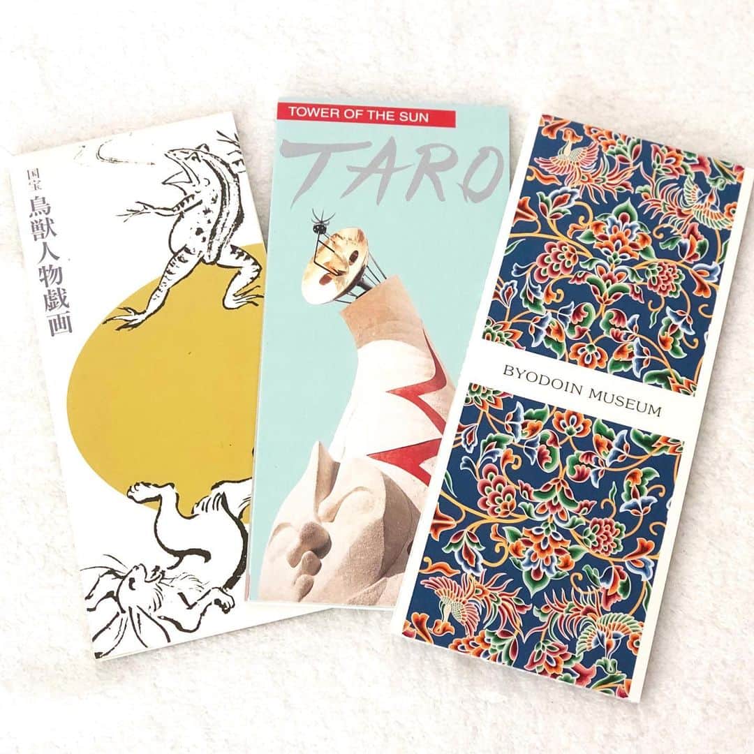のインスタグラム：「✳︎ 京都で買った紙もの、もうひとつ。 . 平等院のミュージアムショップで一筆箋を購入。建築当時の極彩色の鳳凰と宝相華がモチーフ❤️💙💚（お気に入りの鳥獣戯画と岡本太郎の一筆箋といい並び ←自己満） . ちなみに2枚目の写真は、少し前に大垣書店京都本店で買った BUTSUZO シリーズ。可愛い🤤 . . #文具好き #紙もの #紙もの好き #一筆箋 #平等院ミュージアムショップ #やす子モノグラム」