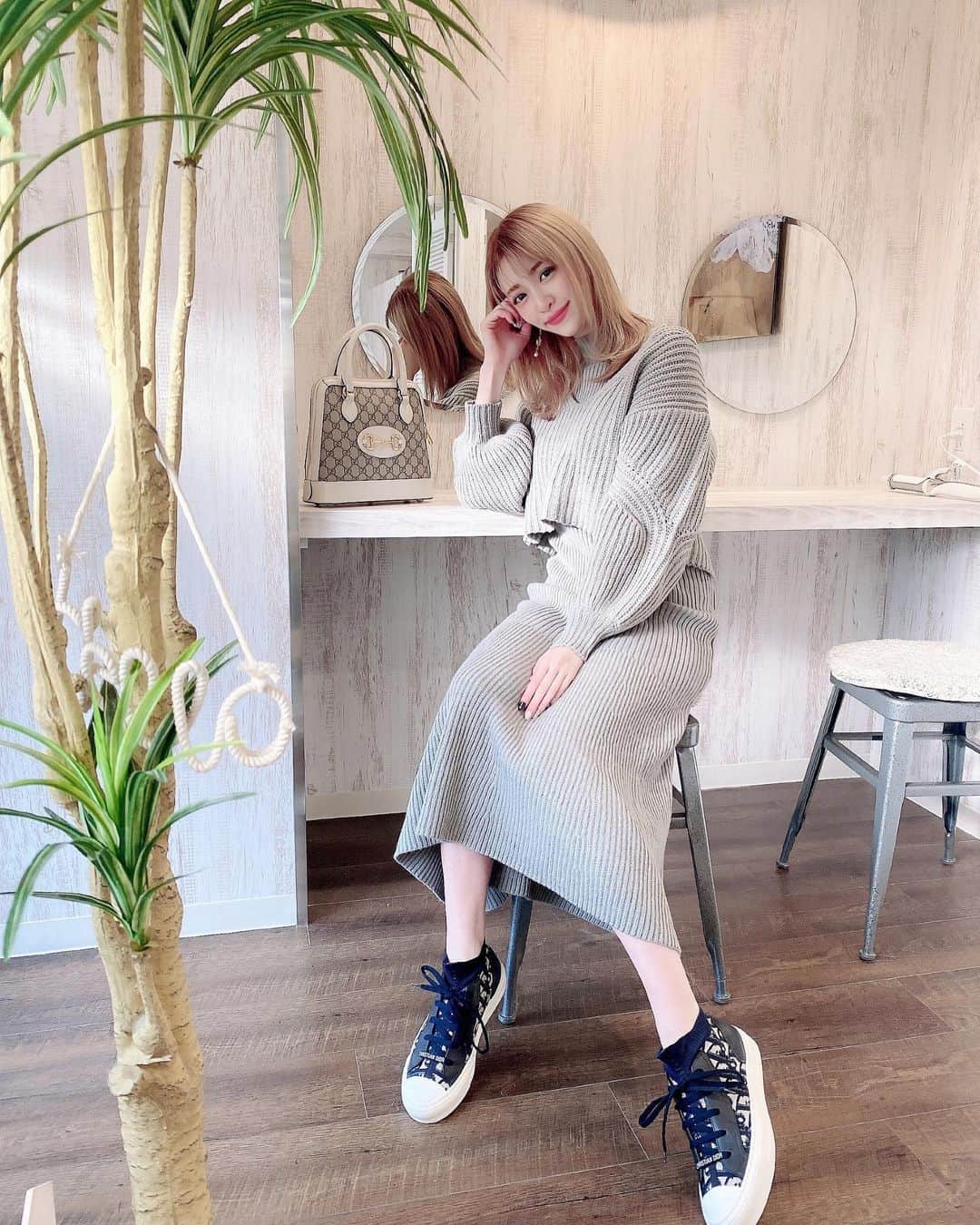 のインスタグラム：「ニットってかわいいなあ🧸🧶 @mercuryduo_com のくすみブルー？くすみグリーンがとっても絶妙カラーでかわいい🤍🤍🤍 * * * #mercuryduo#ニットコーデ#ニットワンピ#ニットワンピース#セットアップ#マーキュリーデュオ#ぴろコーデ#スニーカーコーデ#スニーカー女子#ディオール#スニーカー#くすみカラー」