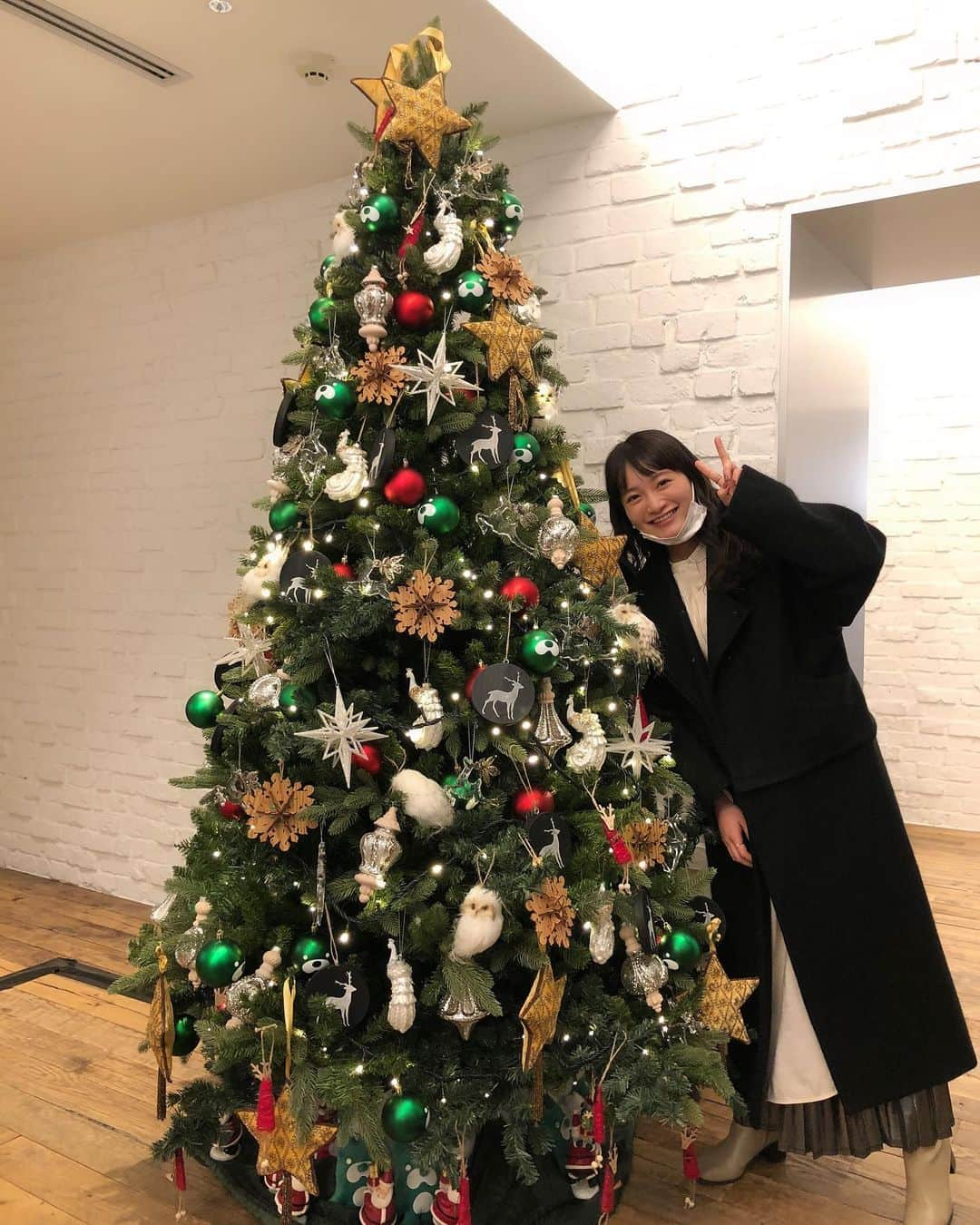 福田愛依さんのインスタグラム写真 - (福田愛依Instagram)「今日から12月だぁぁぁぁ☃️はやい！！！笑  Abemaスタジオで大きなツリー見つけたよ🎄  だんだん寒くなってきよーけん、体調にはお気をつけてお過ごし下さい🥺🥺  🎁“1on1zoomイベント”🎅🏻の締め切り日が3日23:59までとなっています！！  今月もよろしくお願いします☺︎❤︎  #2020 #12月」12月1日 20時19分 - meii_cheer